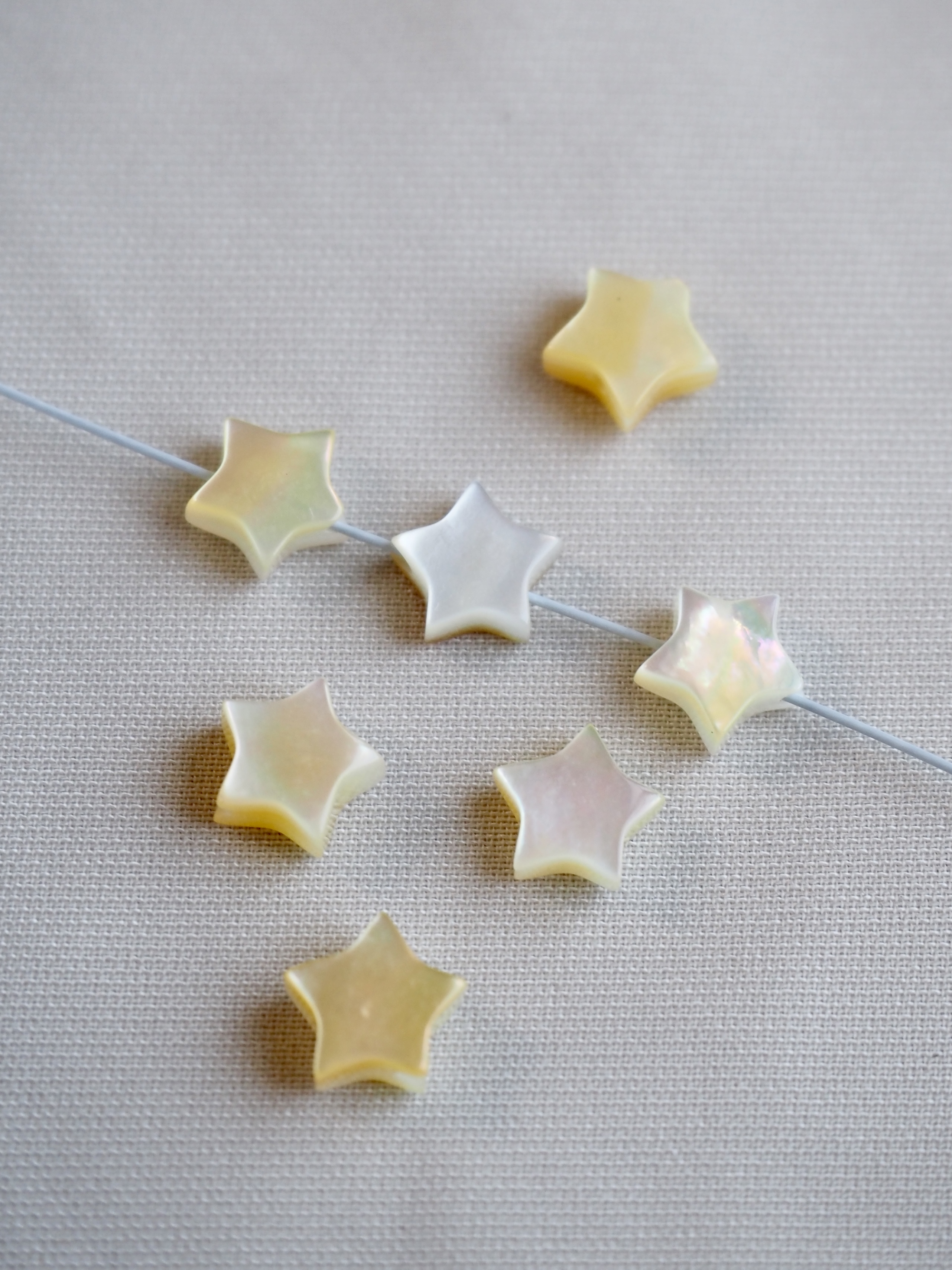 シェルビーズ-スター 横穴 イエロー6mm(シロチョウガイ)【約6mm/1個】[メール便可]まとめ買い10%OFF #1217 En:Shell Beads -White MOP 貝殻