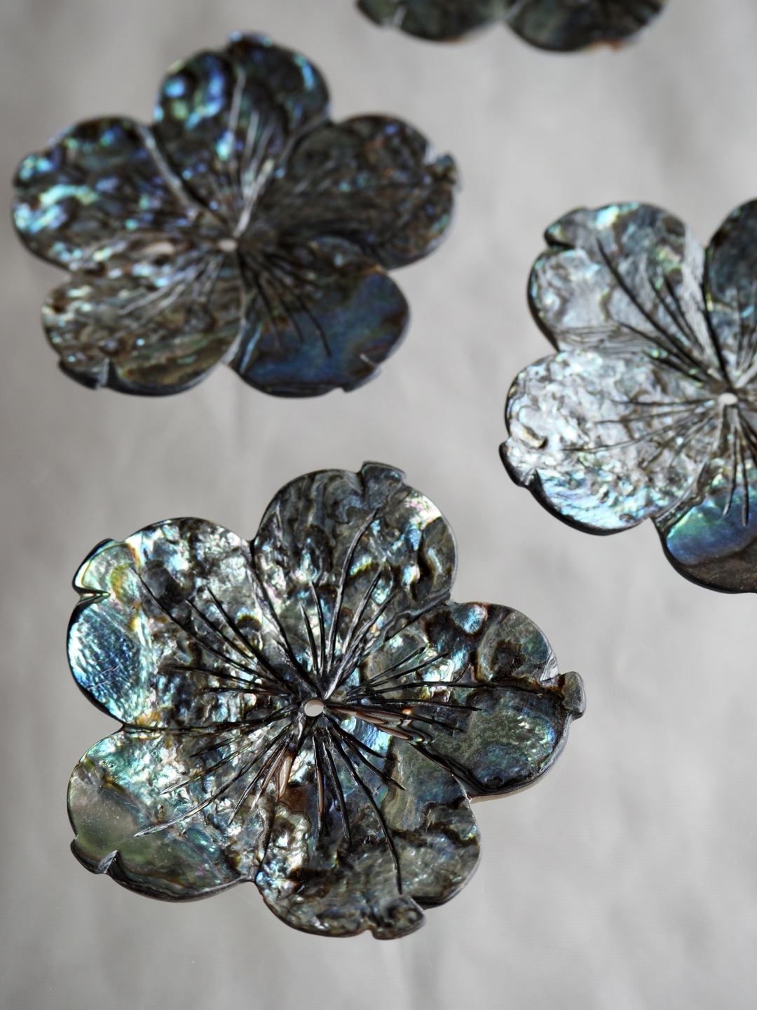 シェルビーズ-フラワー(パウアアバロン-ヘリトリアワビ)【約50×50mm】1個 [メール便可]まとめ買い10%OFF #1032 En:Shell Beads -Haliotis iris 貝殻