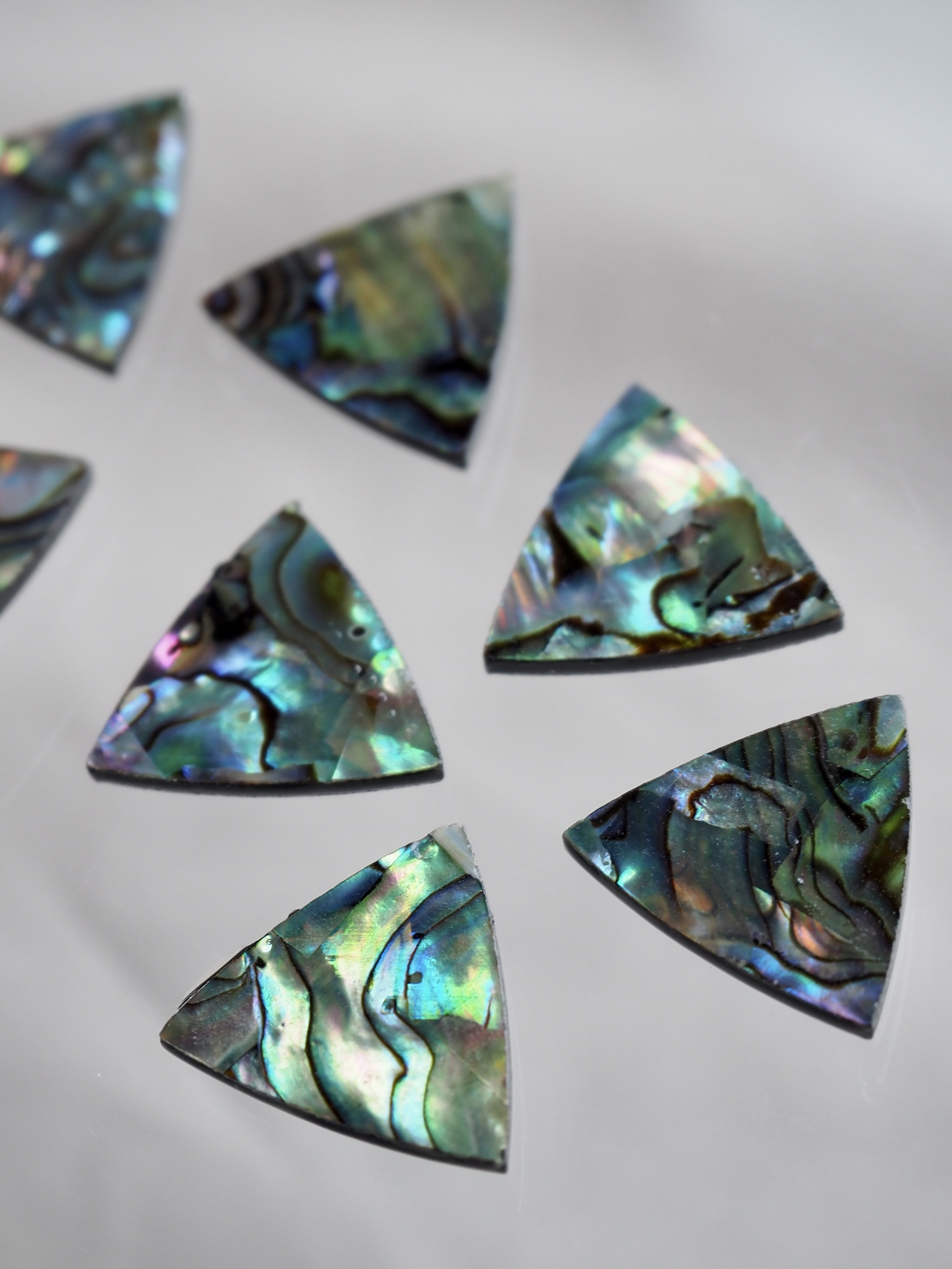 シェルカボション-トライアングル(パウアアバロン-ヘリトリアワビ)【約16mm】1個 [メール便可]まとめ買い10%OFF #1245 En:Shell Beads -Haliotis iris