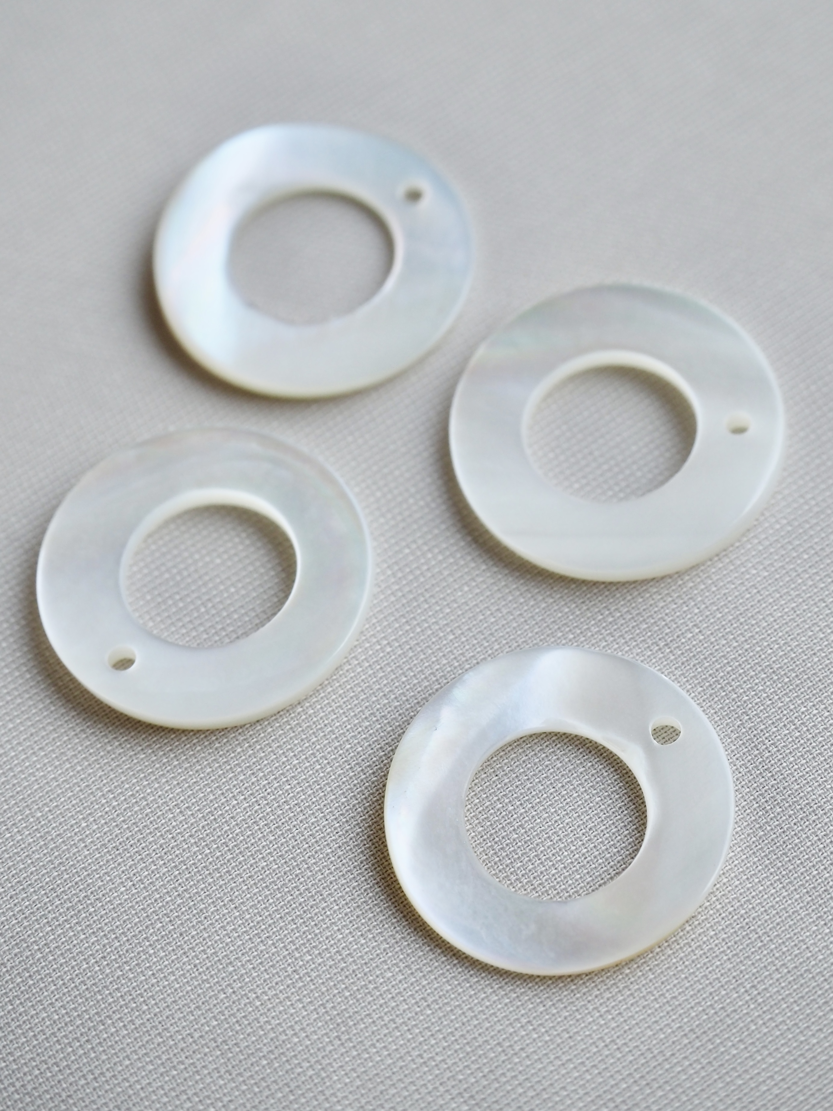 シェルビーズ-サークル通し穴有(シロチョウガイ)【約15mm/1個】[メール便可]まとめ買い10%OFF #1231 En: Shell Beads -White MOP 貝殻