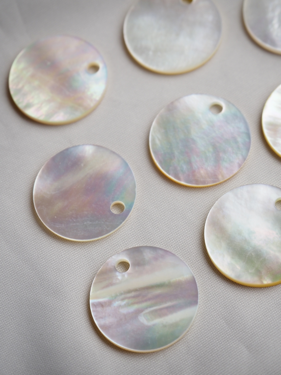 シェルビーズ-プレートラウンド穴有(シロチョウガイ)【約20mm/1個】[メール便可]まとめ買い10%OFF #1253 En:Shell beads -White MOP 貝殻