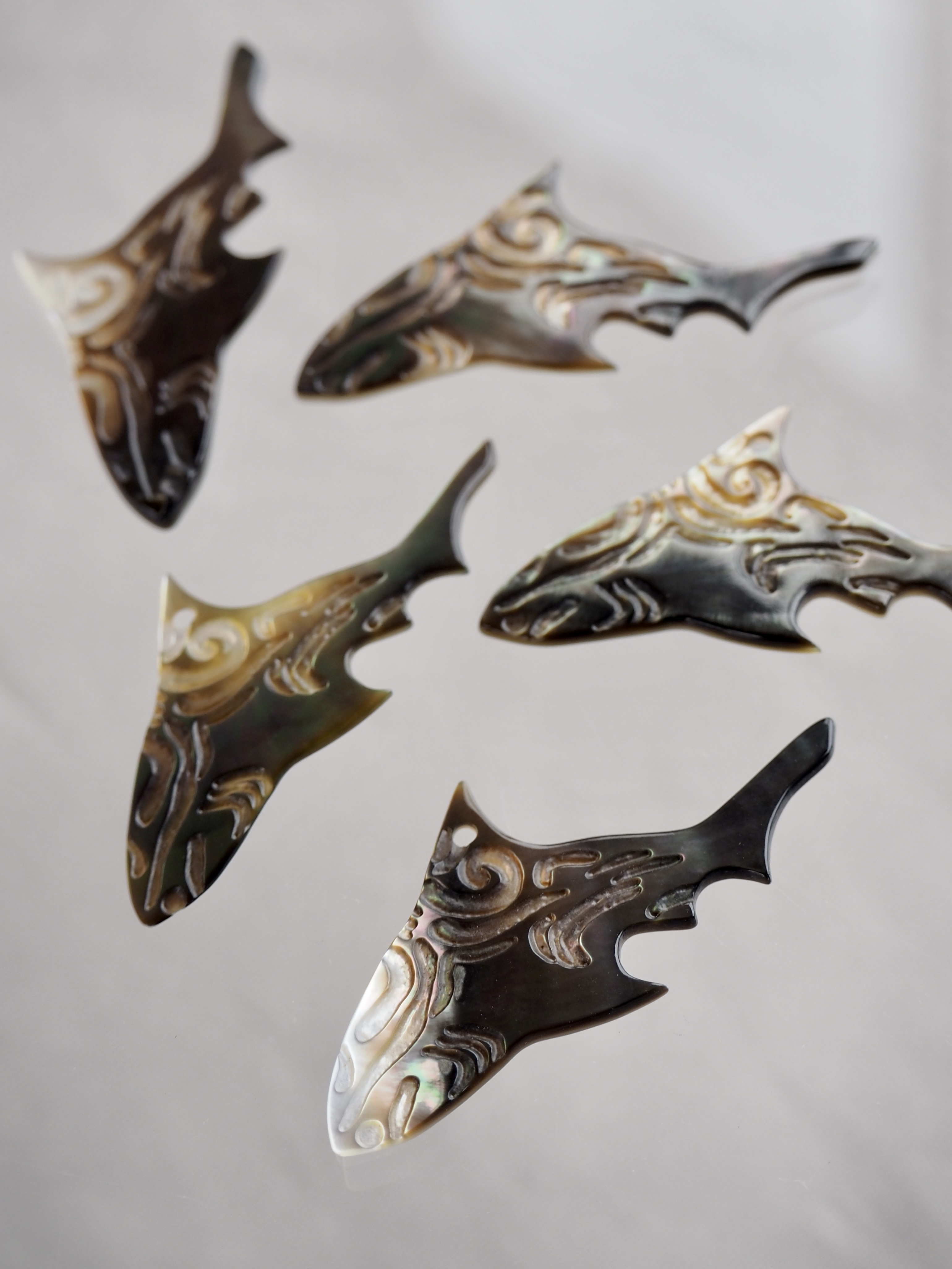 シェルビーズ-プレートシャーク(クロチョウガイ)【約18×39mm/1個】 [メール便可]まとめ買い10%OFF #1239 En:Shell Beads -Black MOP 貝殻