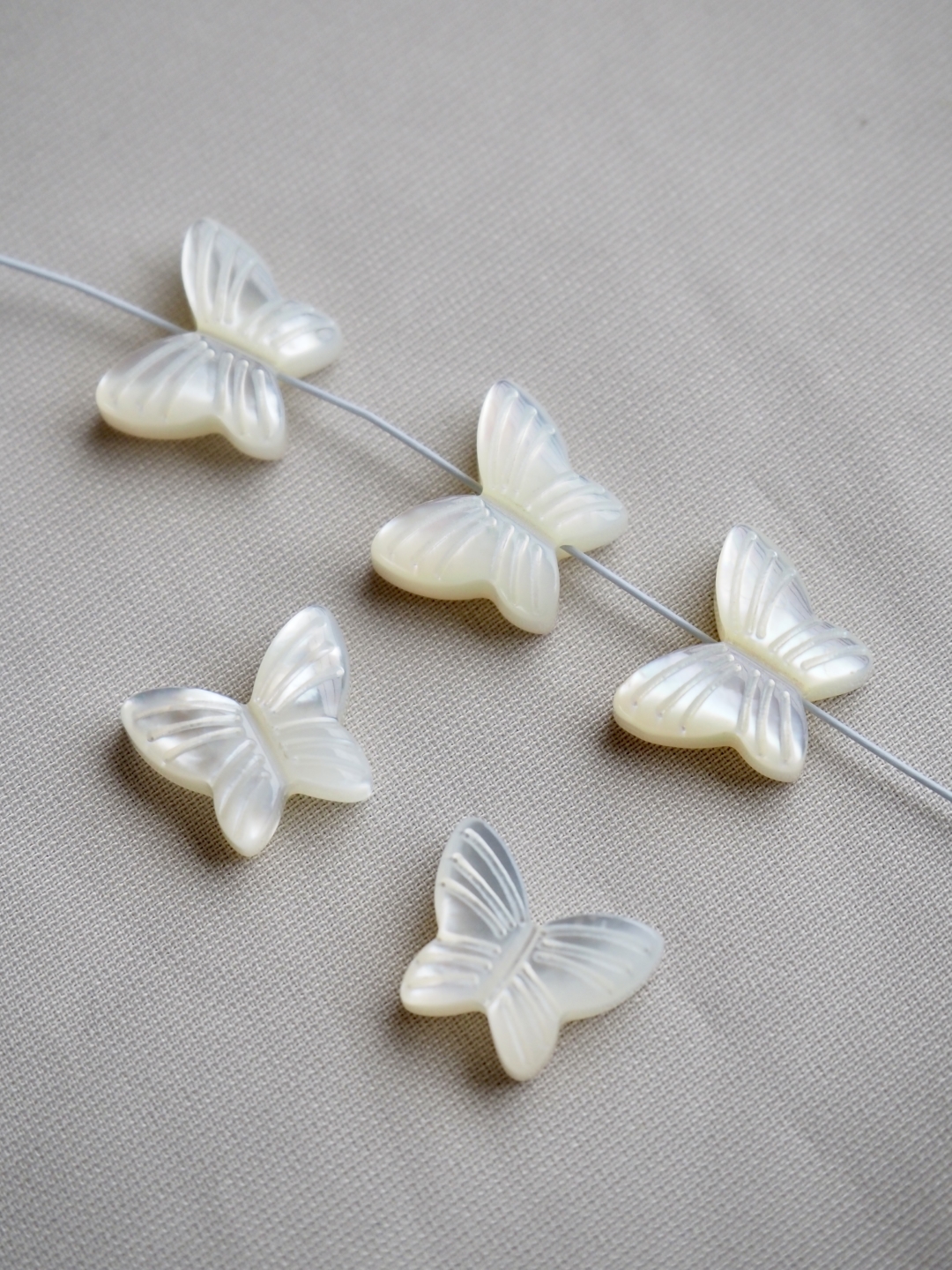 シェルビーズ-バタフライ 小 縦穴(シロチョウガイ)【約8×10mm/1個】[メール便可]まとめ買い10%OFF #1140 En:Shell Beads -White MOP 貝殻