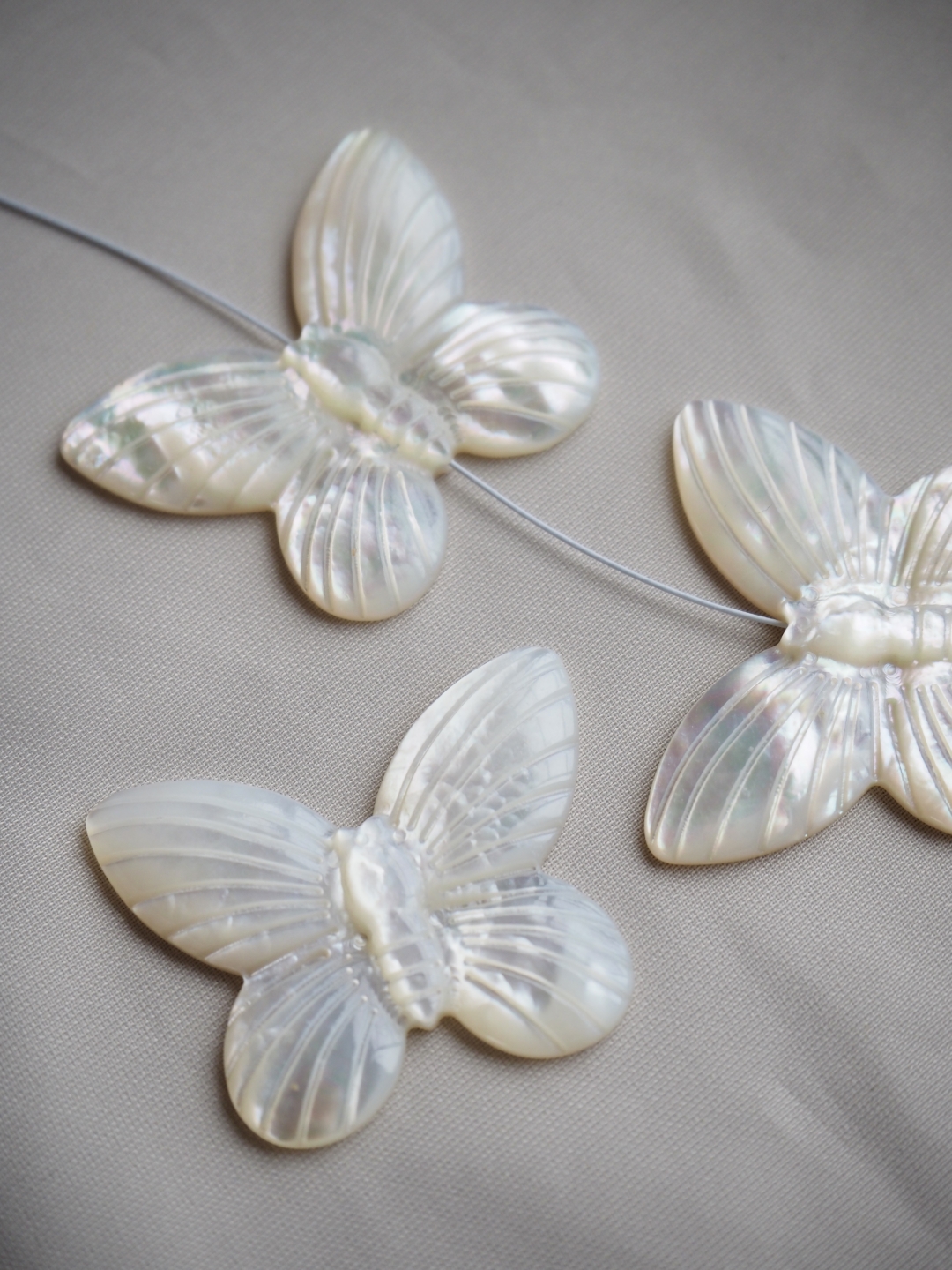 シェルビーズ-バタフライ 大 縦穴(シロチョウガイ)【約25×30mm/1個】[メール便可]まとめ買い10%OFF #1138 En:Shell Beads -White MOP 貝殻