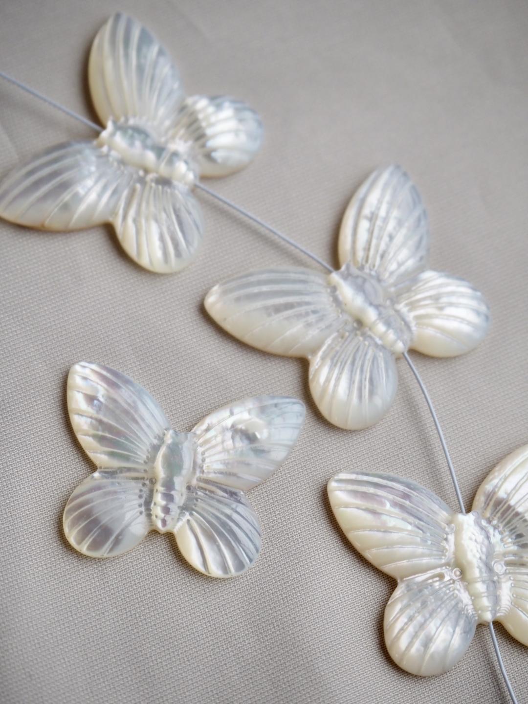 シェルビーズ-バタフライ 小 縦穴(シロチョウガイ)【約18×23mm/1個】[メール便可]まとめ買い10%OFF #2160 En:Shell Beads -White MOP 貝殻