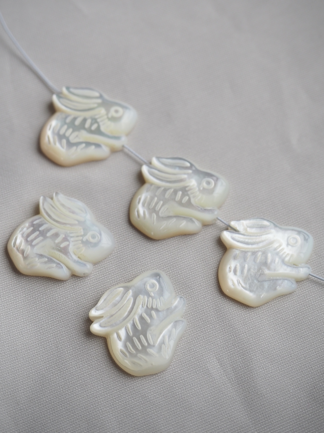 シェルビーズ-ウサギ 縦穴(シロチョウガイ)【約16×19mm/1個】[メール便可]まとめ買い10%OFF #1147 En: Shell Beads -White MOP 貝殻