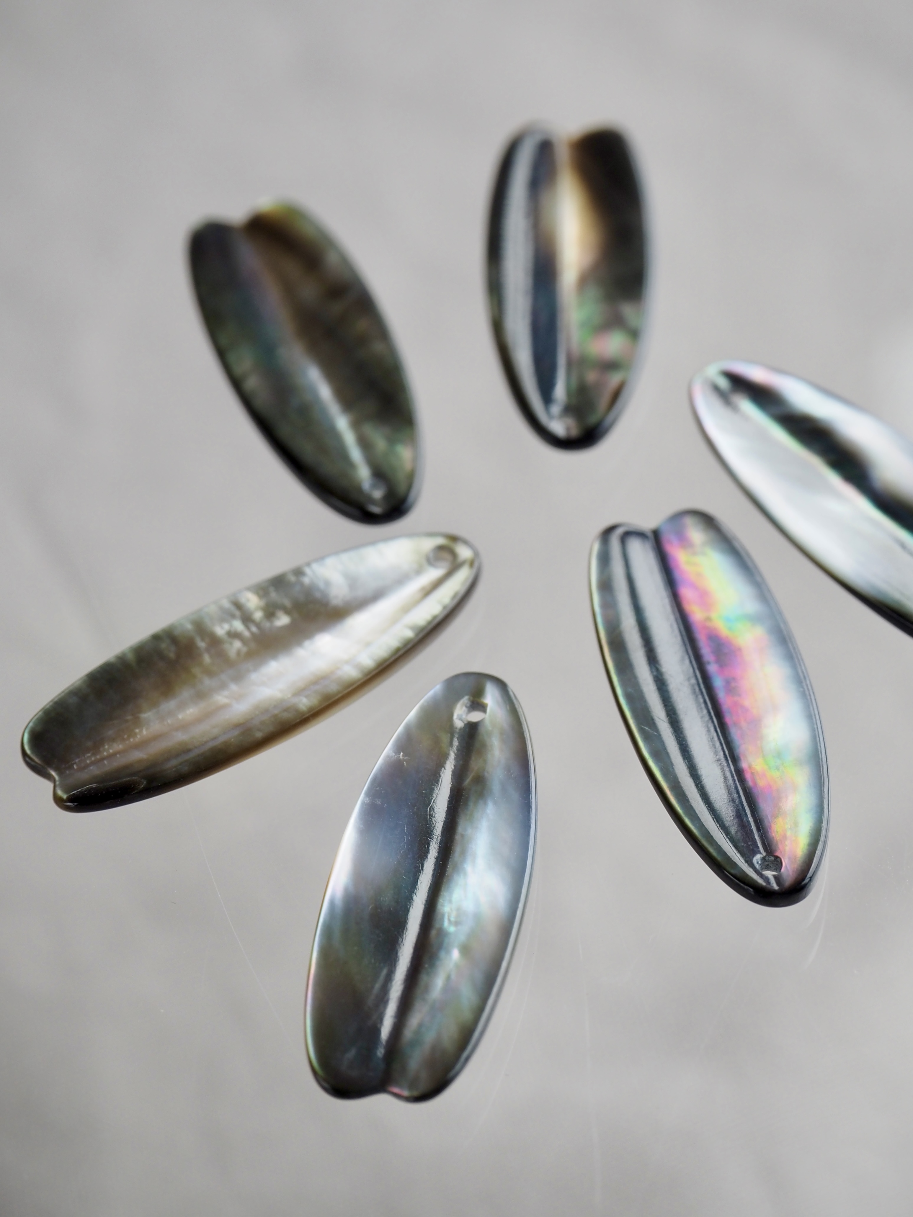 シェルビーズ-花びら(クロチョウガイ)【約10×28mm/1個】[メール便可]まとめ買い10%OFF #1158 En:Shell Beads -Black MOP 貝殻