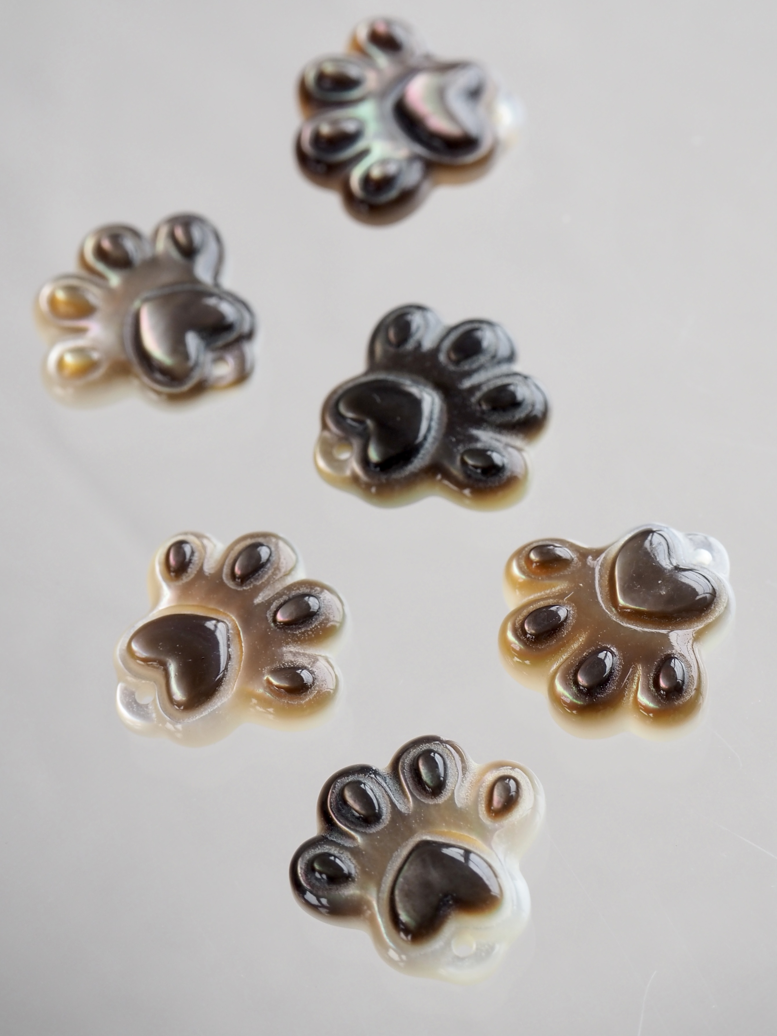 シェルビーズ-肉球(クロチョウガイ)【約12×13mm/1個】[メール便可] まとめ買い10%OFF  #1162 En: Shell Beads -Black MOP 貝殻