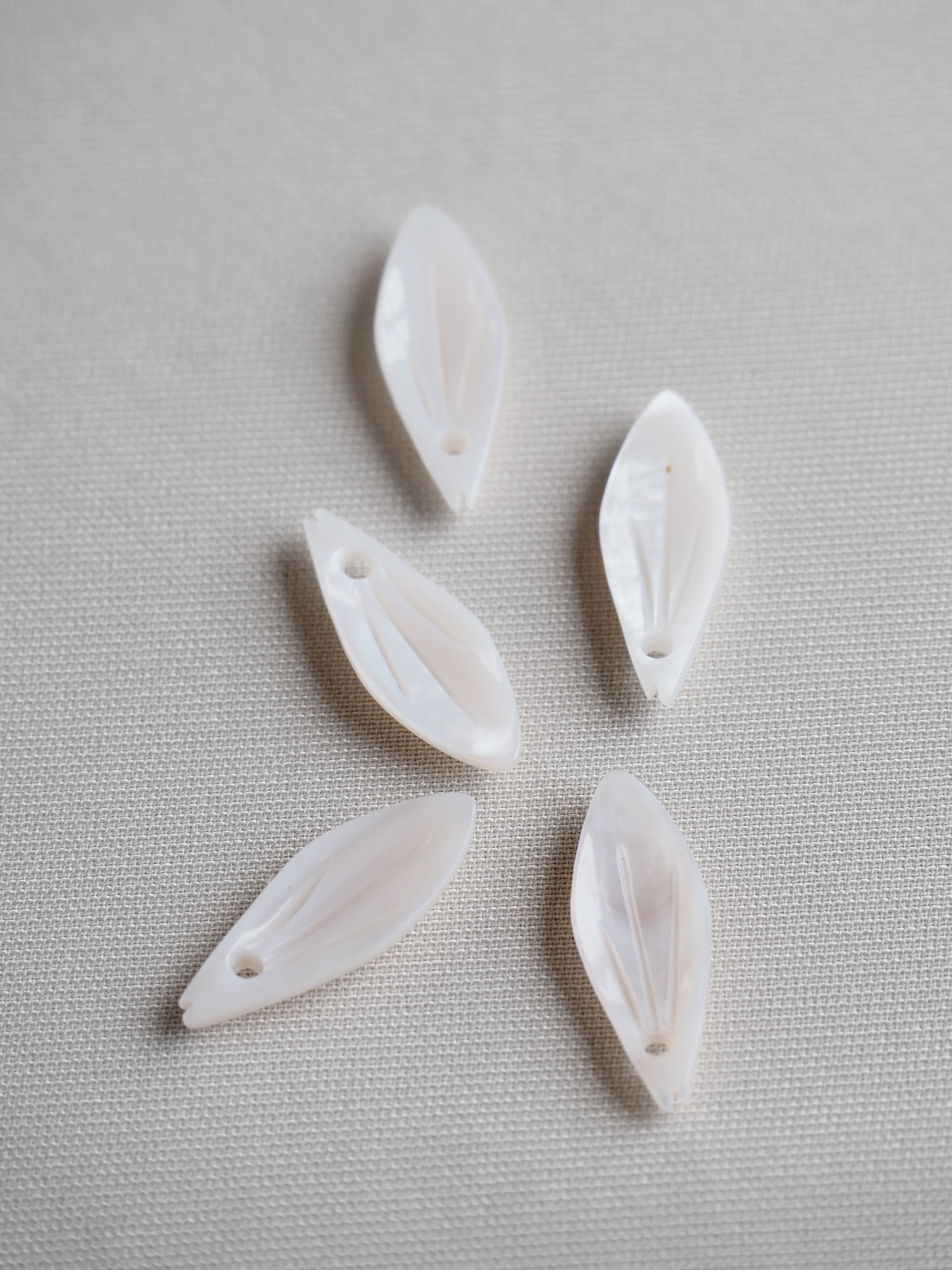 シェルビーズ-リーフ(淡水真珠貝ピンク)【約5×13mm/1個】[メール便可]まとめ買い10%OFF #1186 En:Shell Beads -Freshwater pearl MOP 貝殻