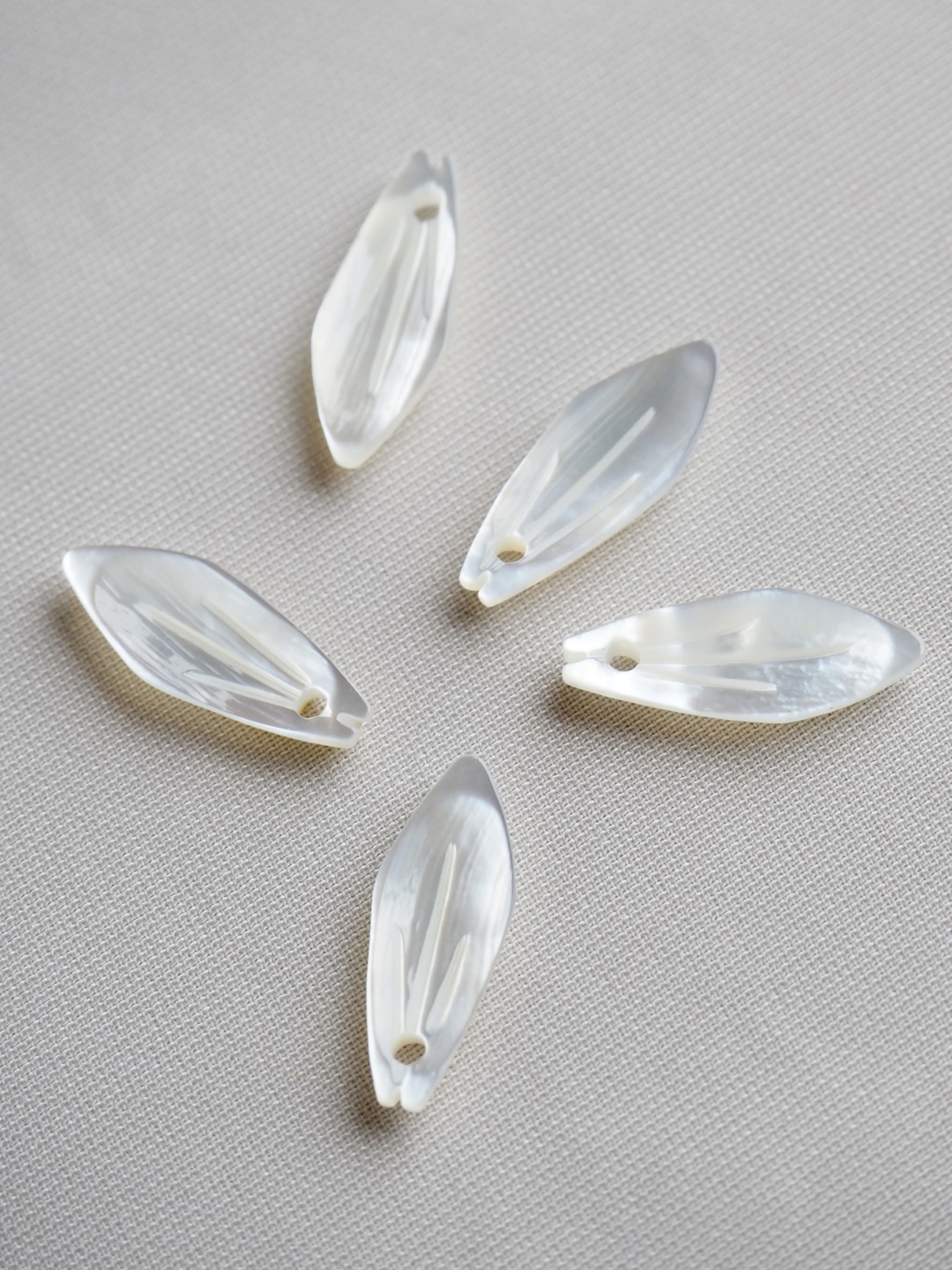 シェルビーズ-リーフ(シロチョウガイ)【約5×13mm/1個】[メール便可]まとめ買い10%OFF #1187 En:Shell Beads -White MOP