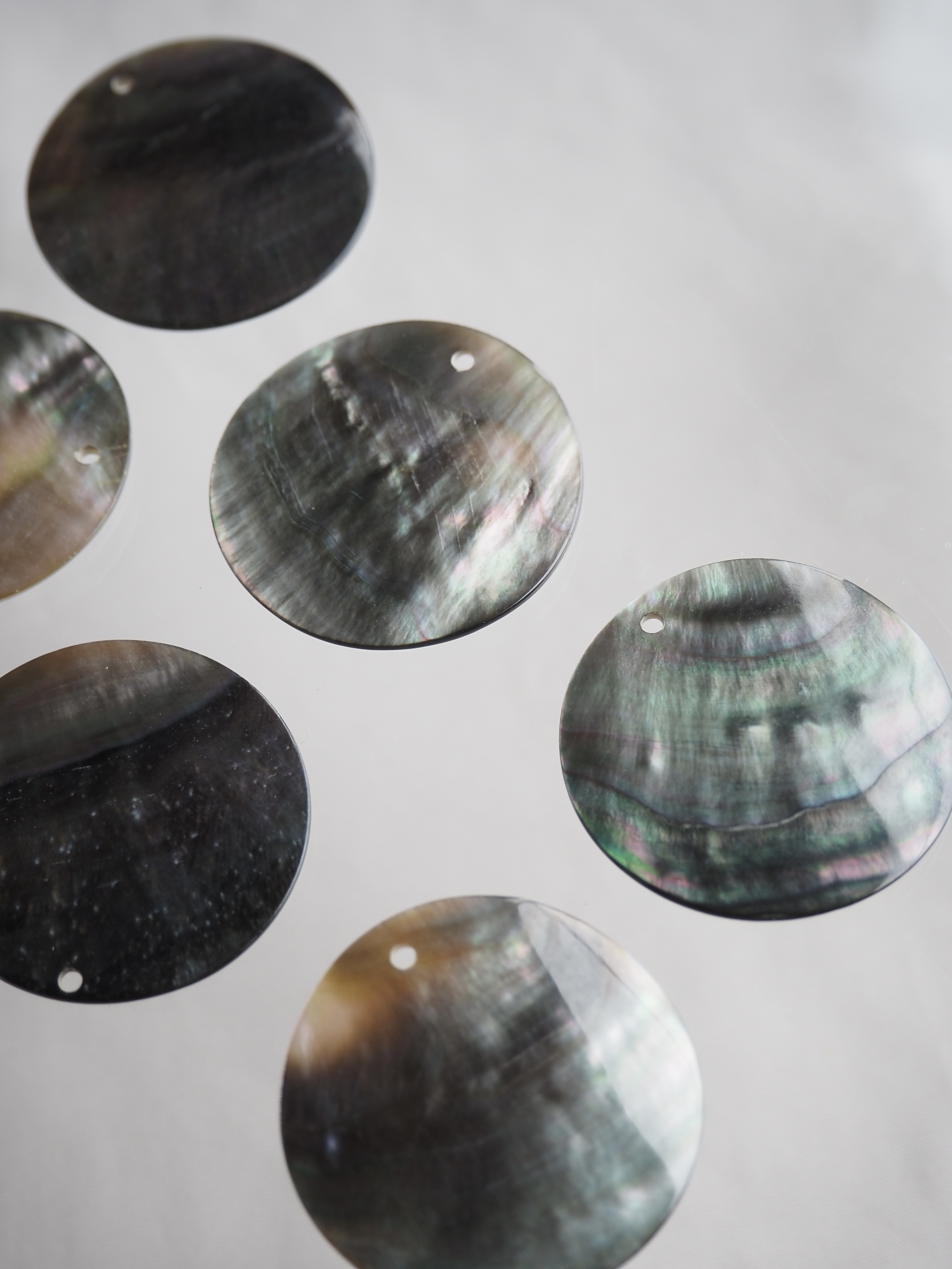 シェルビーズ-プレートラウンド穴有(クロチョウガイ)【約30mm/1個】[メール便可]まとめ買い10%OFF #1269 En:Shell beads -Black MOP 貝殻