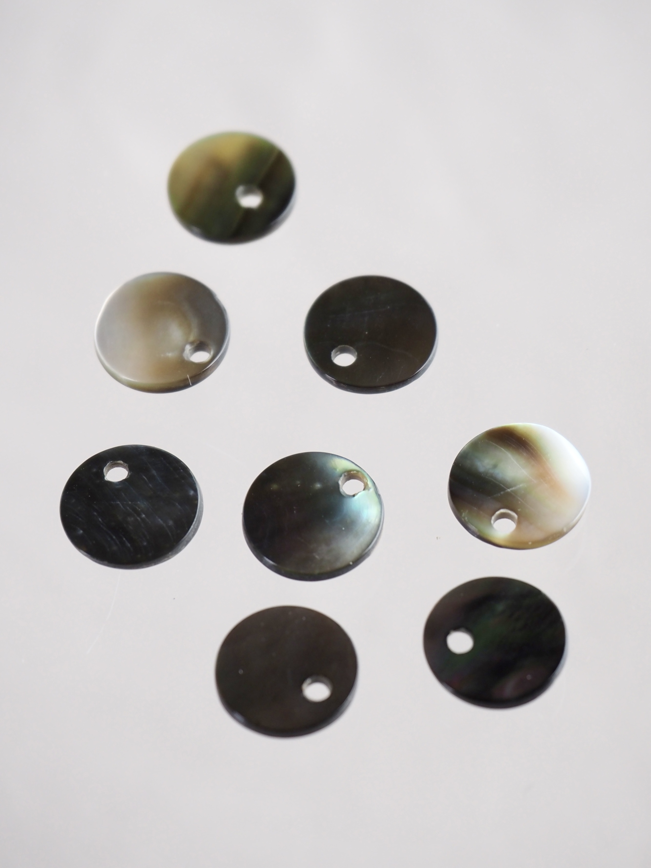 シェルビーズ-プレートラウンド穴有(クロチョウガイ)【約8mm/1個】[メール便可]まとめ買い10%OFF #1272 En:Shell beads -Black MOP 貝殻