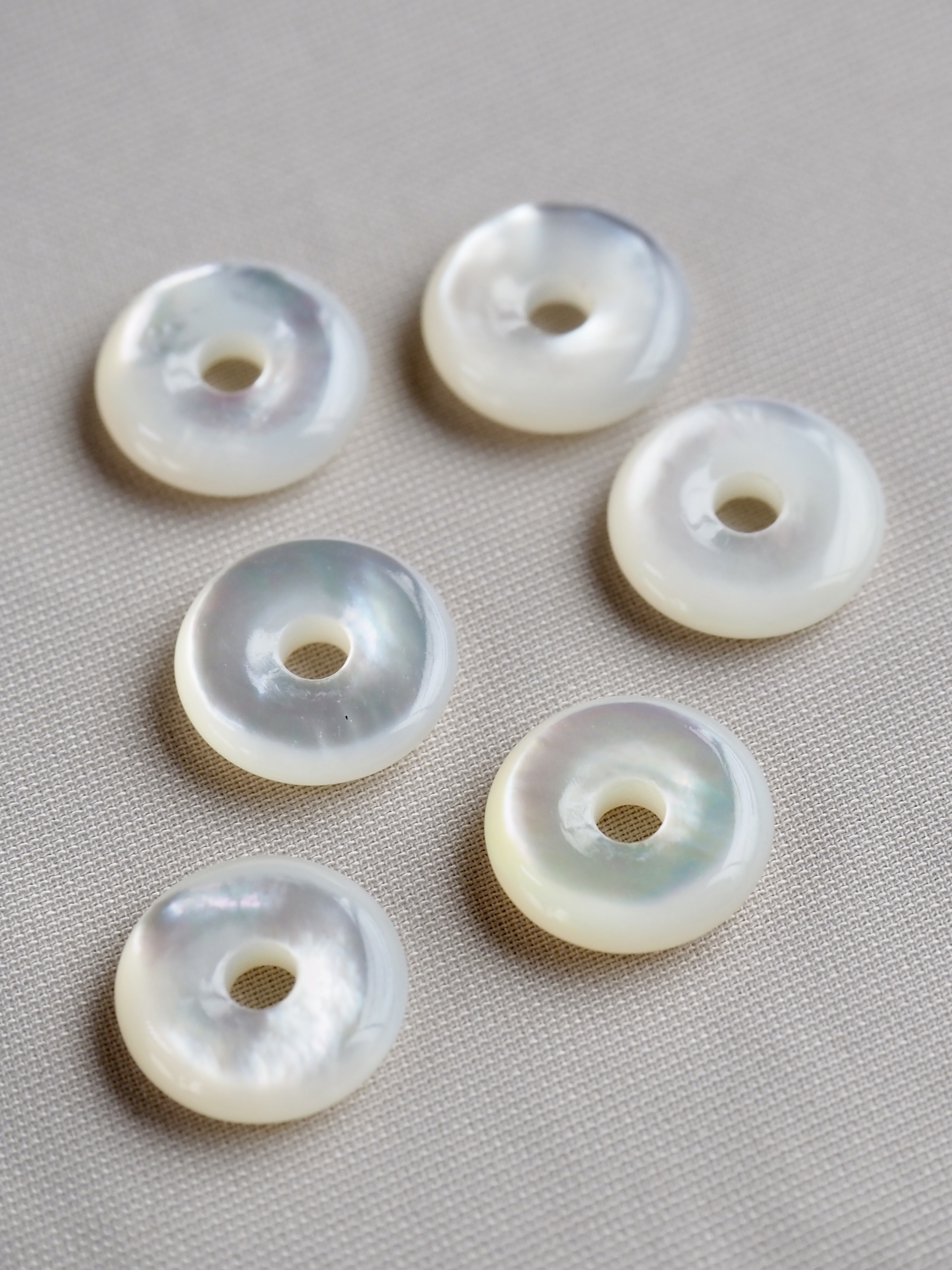 シェルビーズ-ドーナツ(シロチョウガイ)【約10mm/1個】[メール便可] まとめ買い10%OFF #1132 En: Shell Beads -White MOP 貝殻