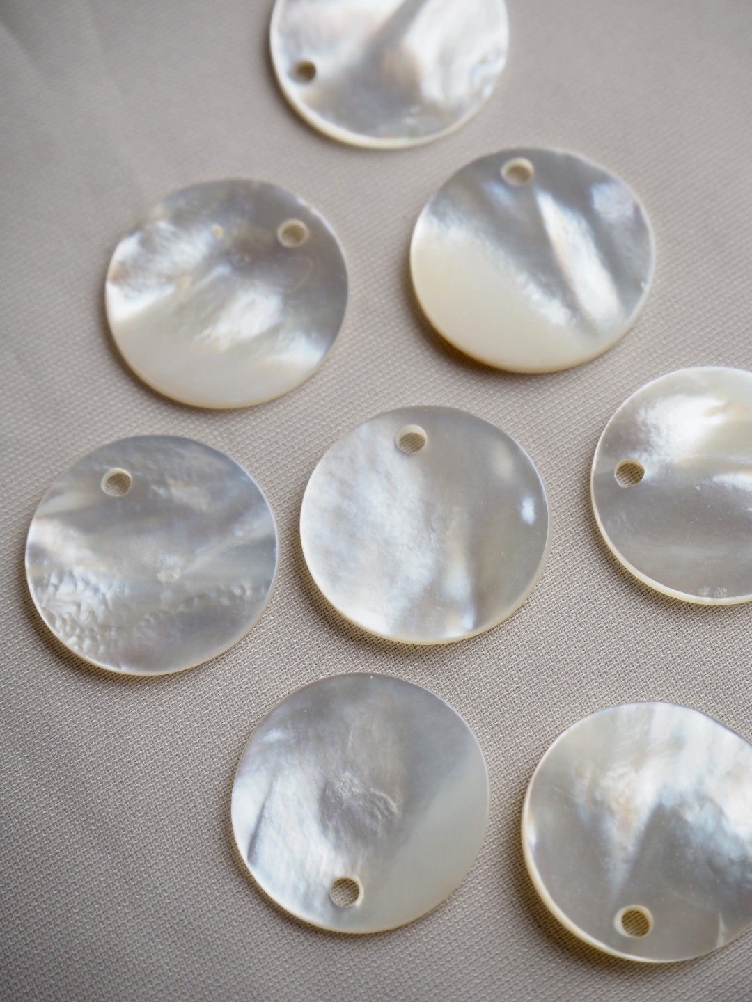 シェルビーズ-プレートラウンド穴有(シロチョウガイ)【約16mm/1個】[メール便可]まとめ買い10%OFF #1258 En:Shell beads -White MOP 貝殻