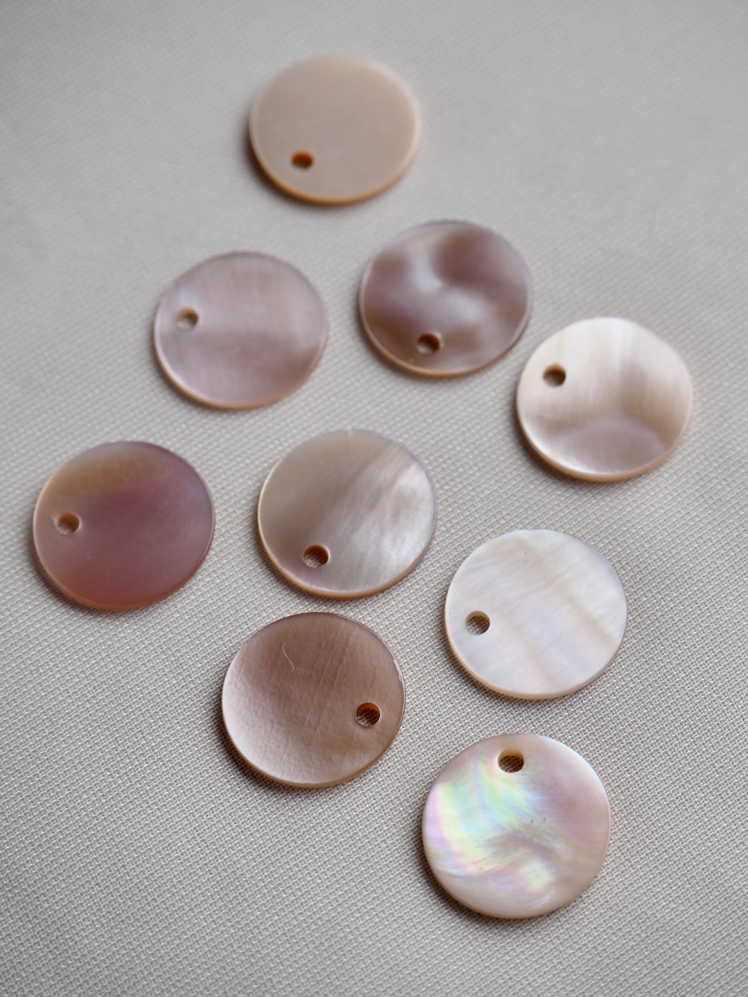 シェルビーズ-プレートラウンド穴有(淡水真珠貝ピンク)【約10mm/1個】[メール便可]まとめ買い10%OFF #1257 En:Shell beads -Freshwater pearl MOP 貝殻