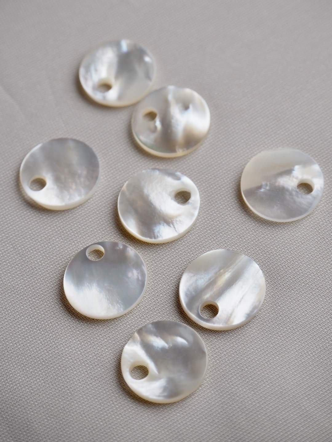 シェルビーズ-プレートラウンド穴有(シロチョウガイ)【約10mm/1個】[メール便可]まとめ買い10%OFF #1260 En:Shell beads -White MOP 貝殻