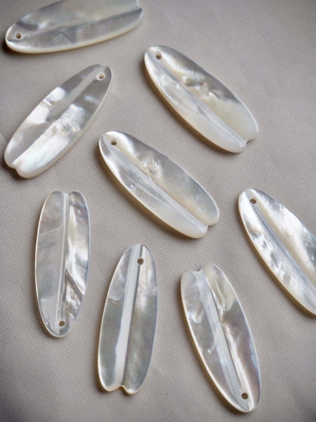 シェルビーズ-花びら(シロチョウガイ)【約10×28mm/1個】[メール便可]まとめ買い10%OFF #1159 En:Shell Beads -White MOP 貝殻