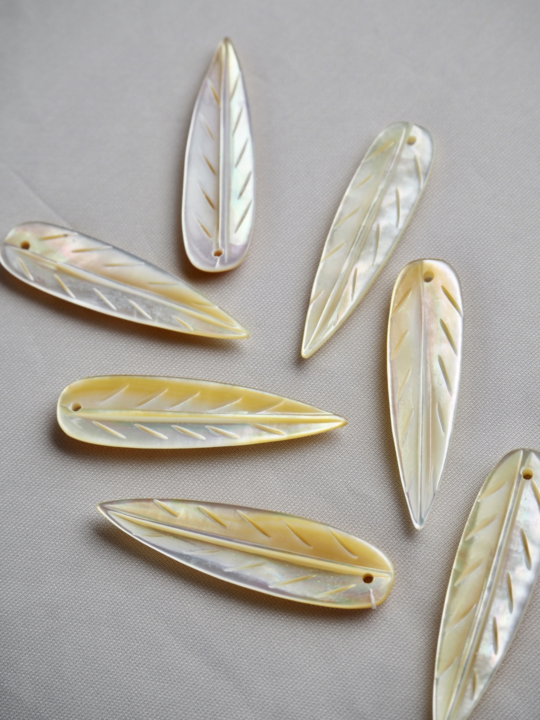 シェルビーズ-リーフ(シロチョウガイ)【約9×35mm/1個】[メール便可]まとめ買い10%OFF #1160 En:Shell Beads -White MOP 貝殻