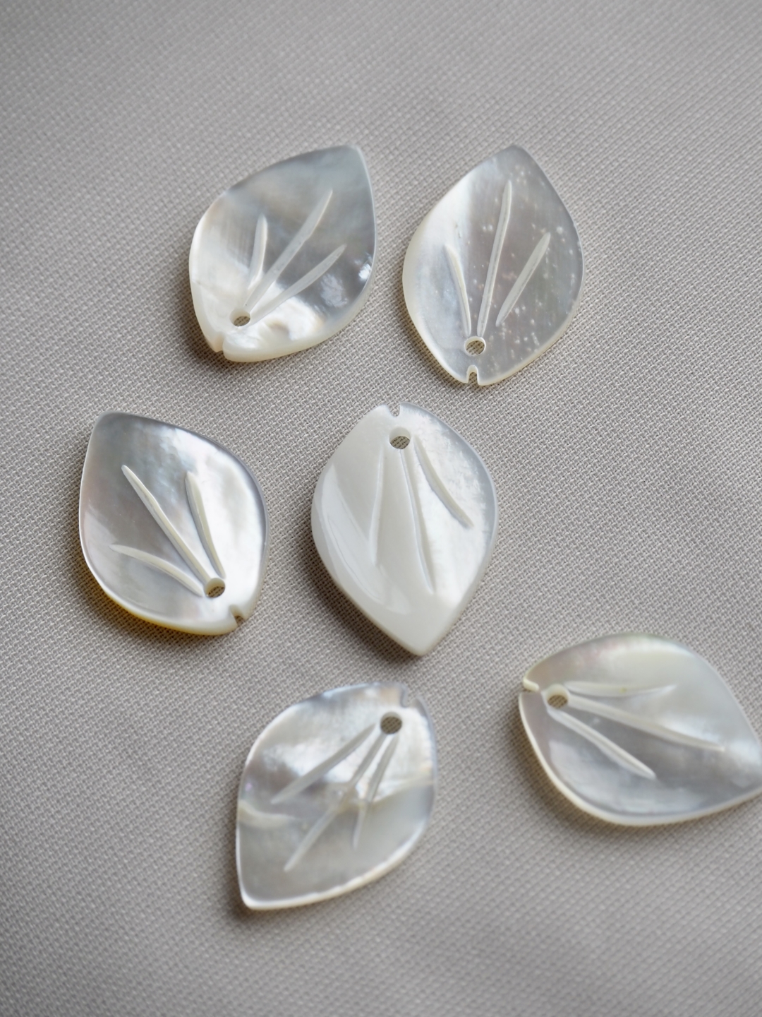 シェルビーズ-リーフ(シロチョウガイ)【約10×14mm/1個】[メール便可]まとめ買い10%OFF #1061 En:Shell Beads -White MOP 貝殻