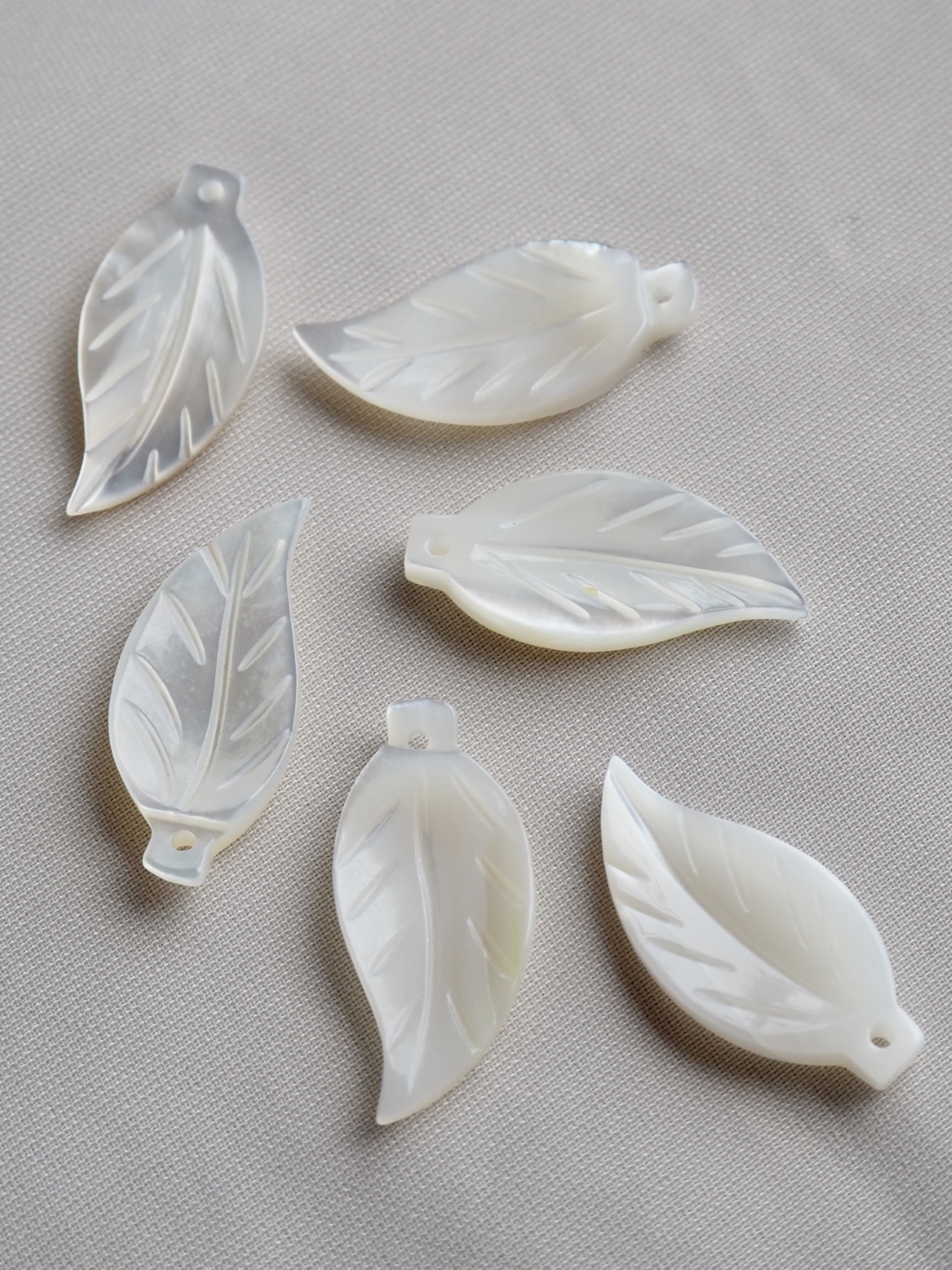 シェルビーズ-リーフ(シロチョウガイ)【約9×20mm/1個】[メール便可]まとめ買い10%OFF #1182 En:Shell Beads -White MOP 貝殻