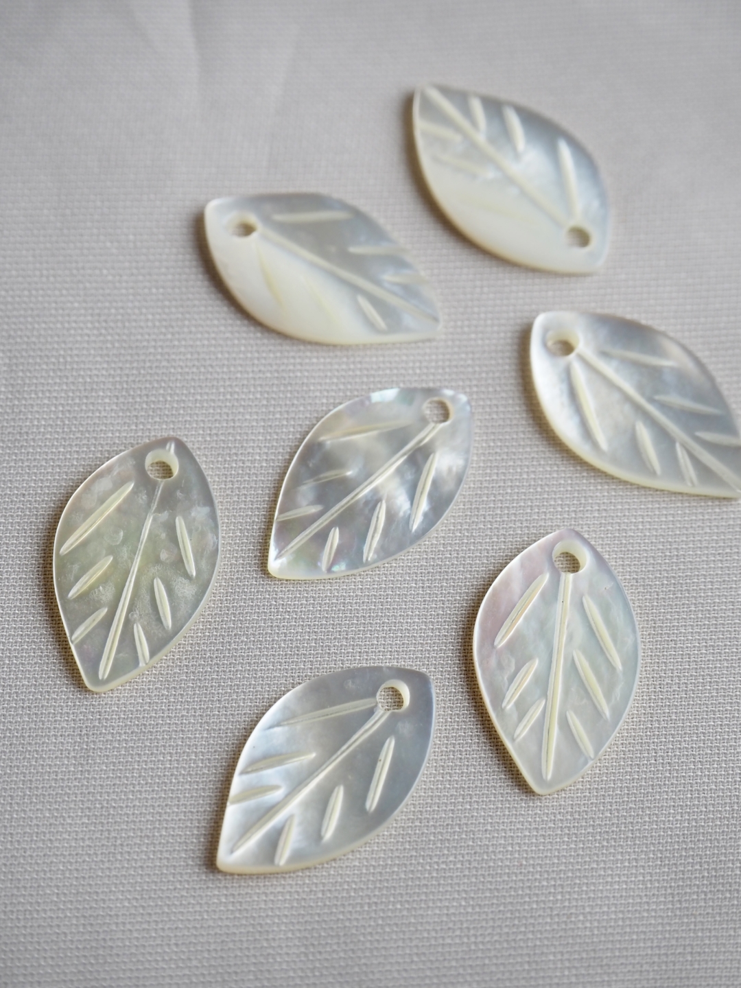 シェルビーズ-リーフ(シロチョウガイ)【約9×15mm/1個】[メール便可]まとめ買い10%OFF #1184 En:Shell Beads -White MOP 貝殻