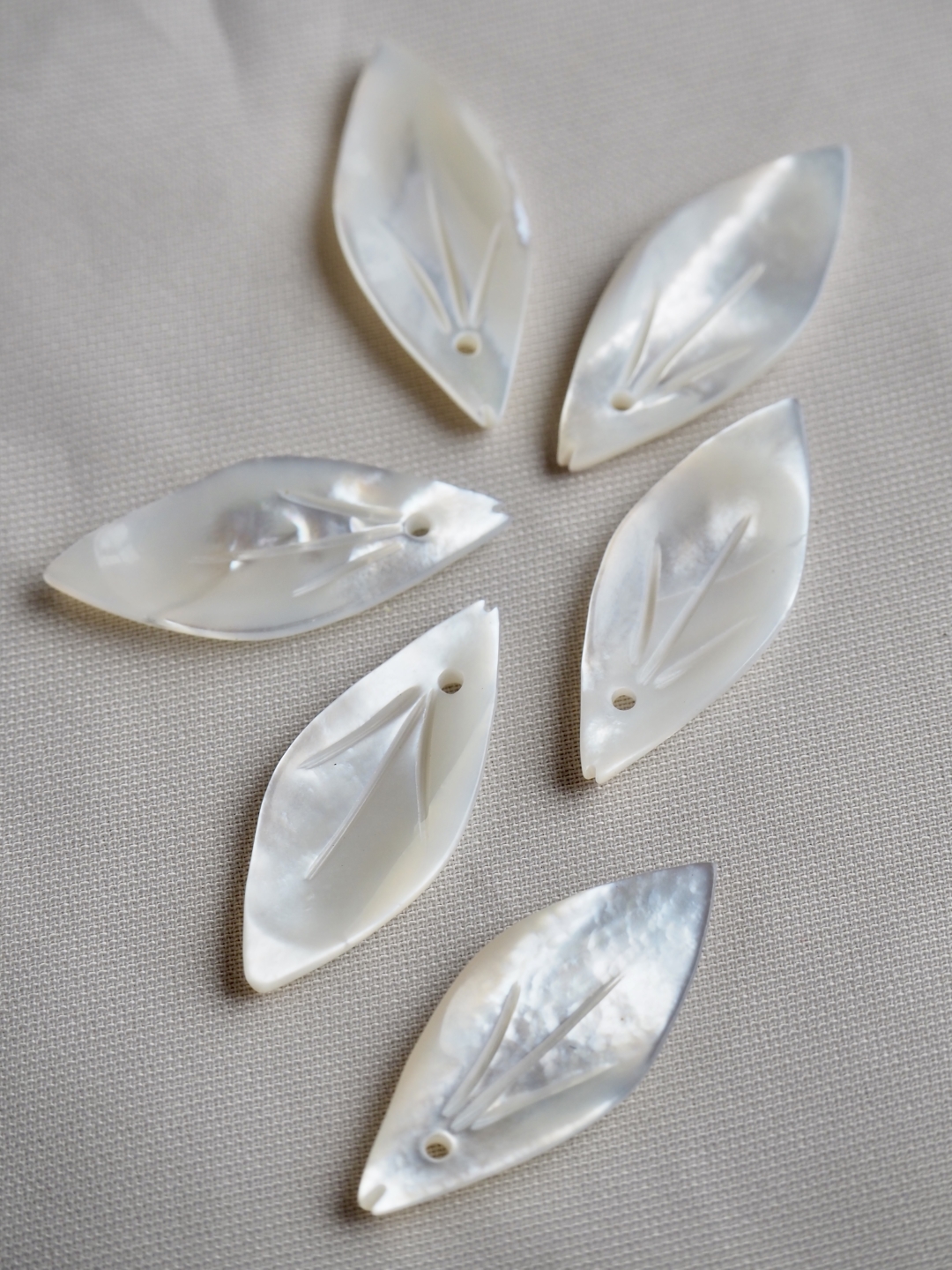 シェルビーズ-リーフ(シロチョウガイ)【約9×20mm/1個】[メール便可]まとめ買い10%OFF #1188 En:Shell Beads -White MOP 貝殻