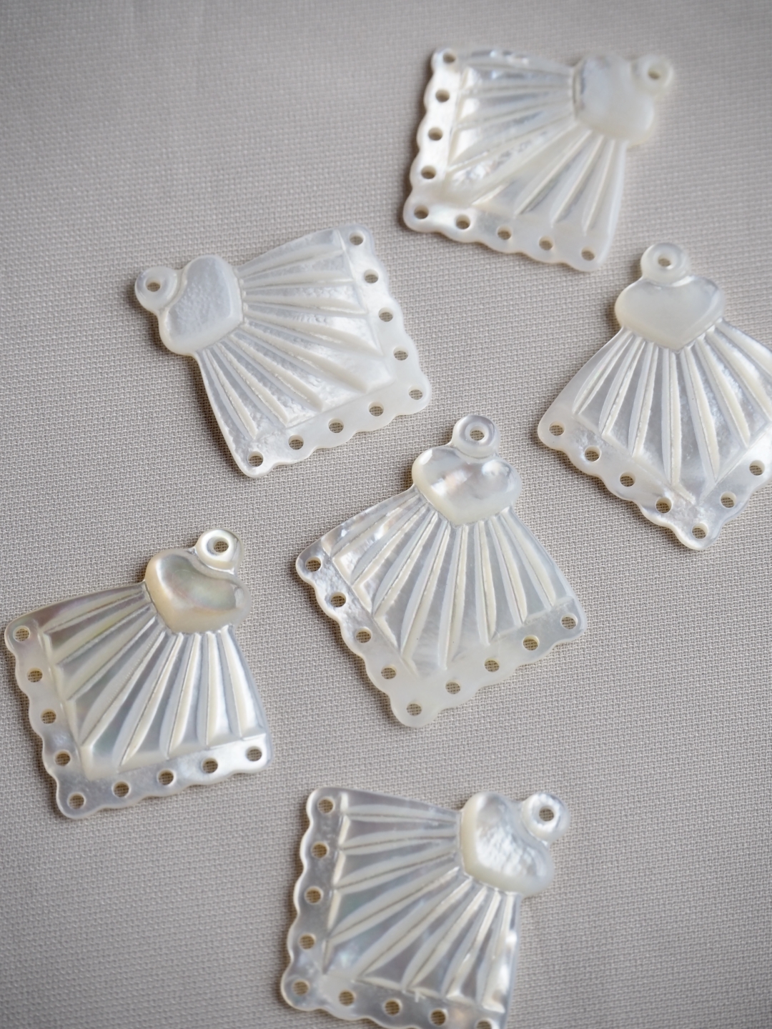 シェルビーズ-ドレス(シロチョウガイ)【約20×22mm/1個】[メール便可]まとめ買い10%OFF #1166 En:Shell Beads -White MOP 貝殻