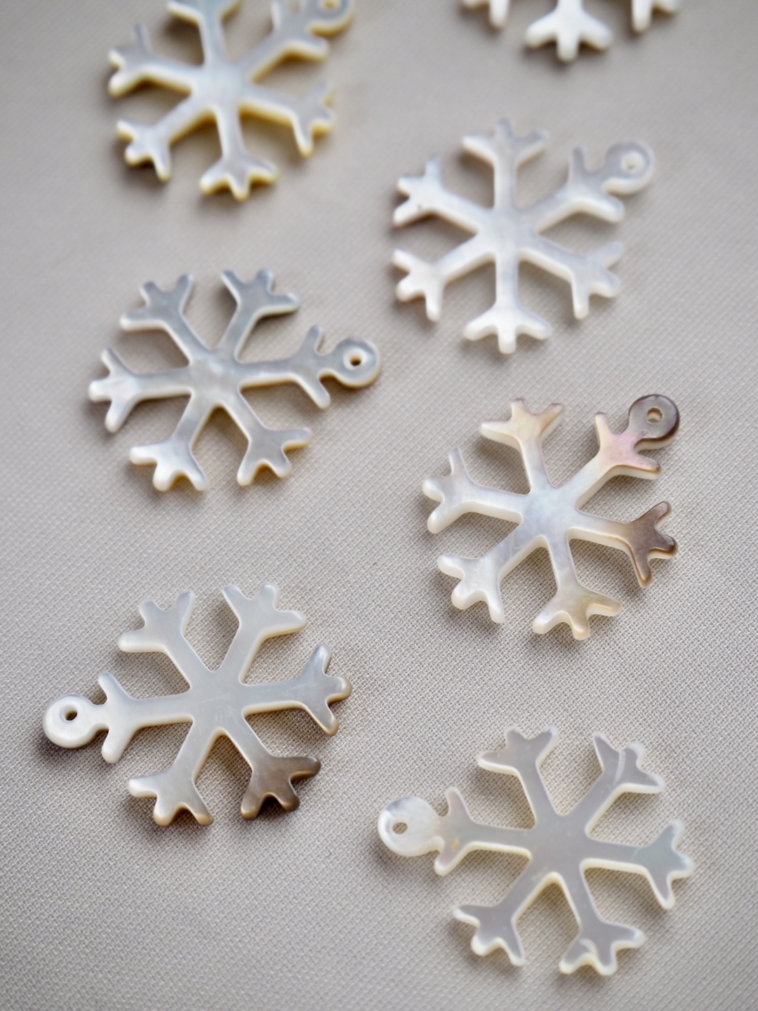 シェルビーズ-雪の結晶(クロチョウガイ)【約15×18mm/1個】[メール便可] まとめ買い10%OFF  #1148 En: Shell Beads -Black MOP 貝殻