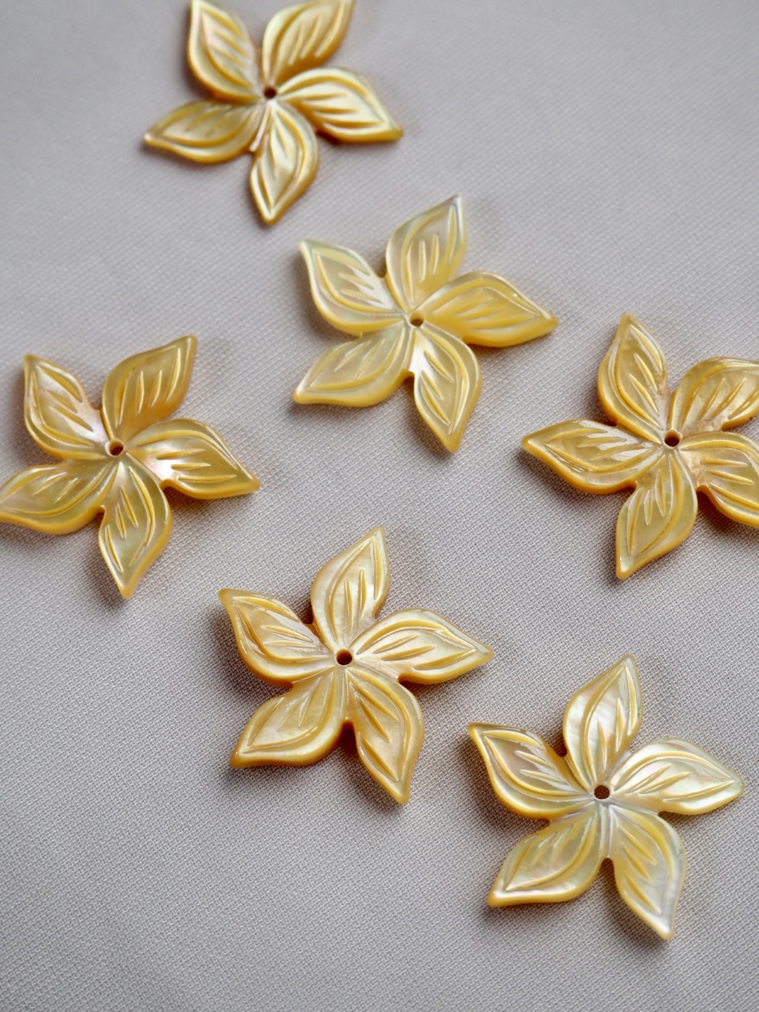 シェルビーズ -フラワー イエロー(シロチョウガイ)【約20mm/1個】[メール便可]まとめ買い10%OFF #1152 En:Shell Beads -White MOP 貝殻