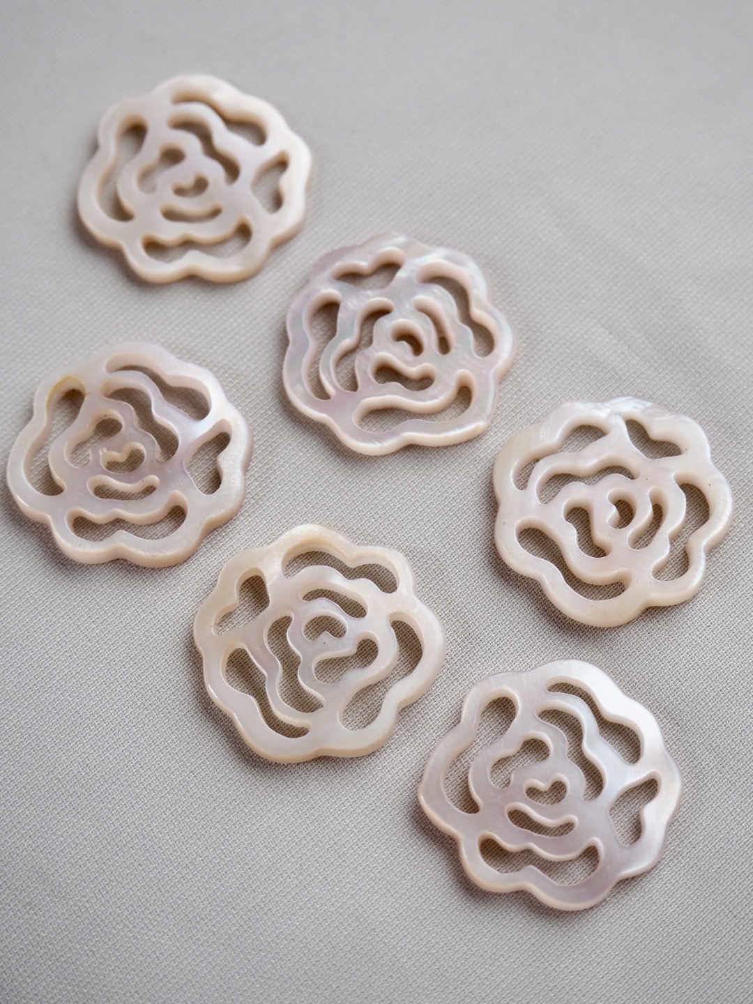 透かしパーツ-ローズ(淡水真珠貝ピンク)【約16mm/1個】[メール便可] まとめ買い10%OFF #1157 En: Shell Beads -Freshwater pearl MOP