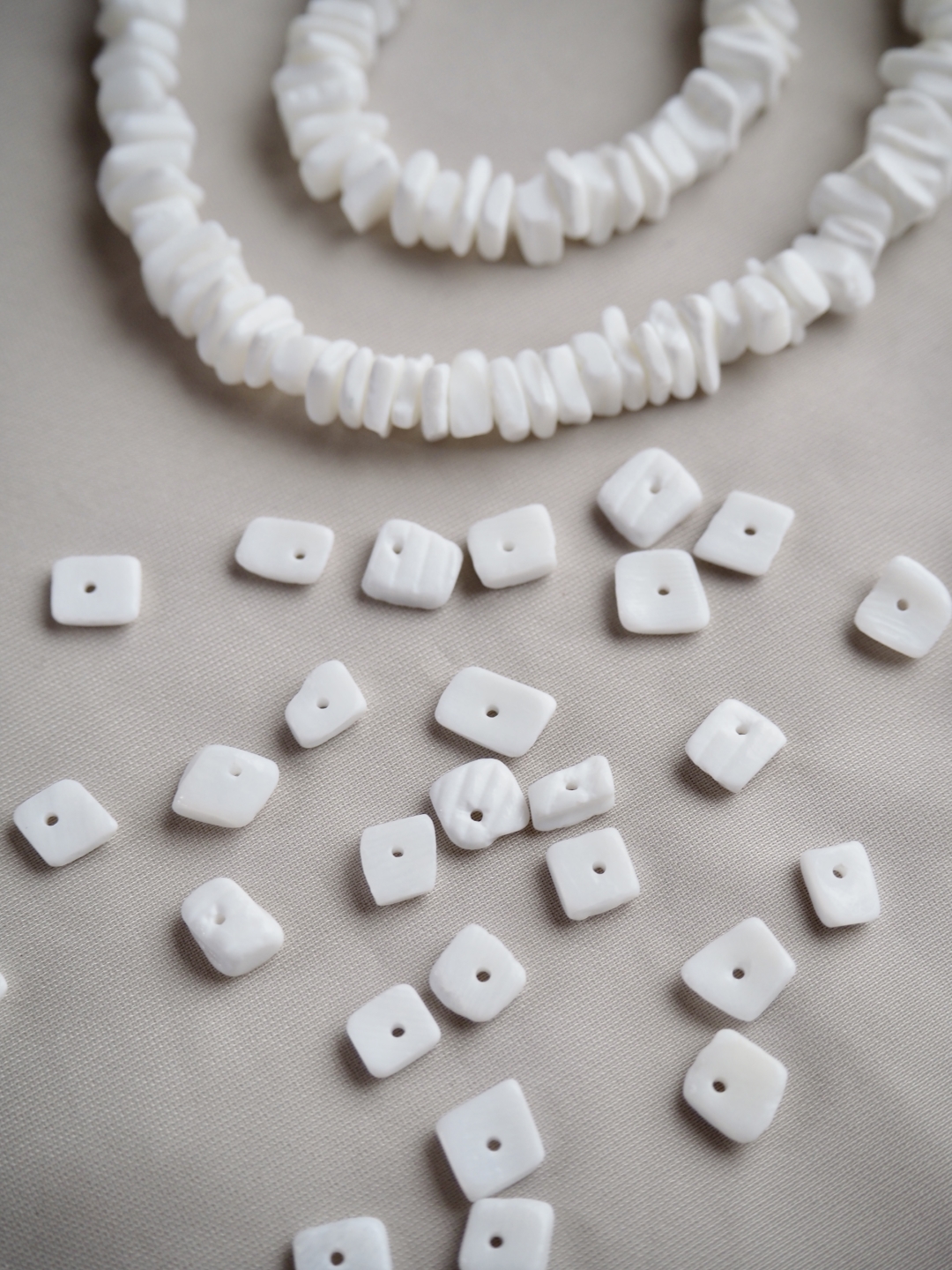 ホワイトローズ#43【約0.4～0.8cm/1本約40cm】[メール便可-7袋まで] En: Shell Beads,wthite & rose colour 貝殻