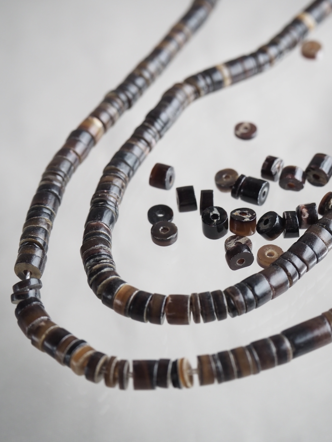 ブラックピン#20【約0.5ｃｍ/1本約55cm】(クロタイラギ)[メール便可-10袋まで]   En: Shell Beads,black colour 貝殻
