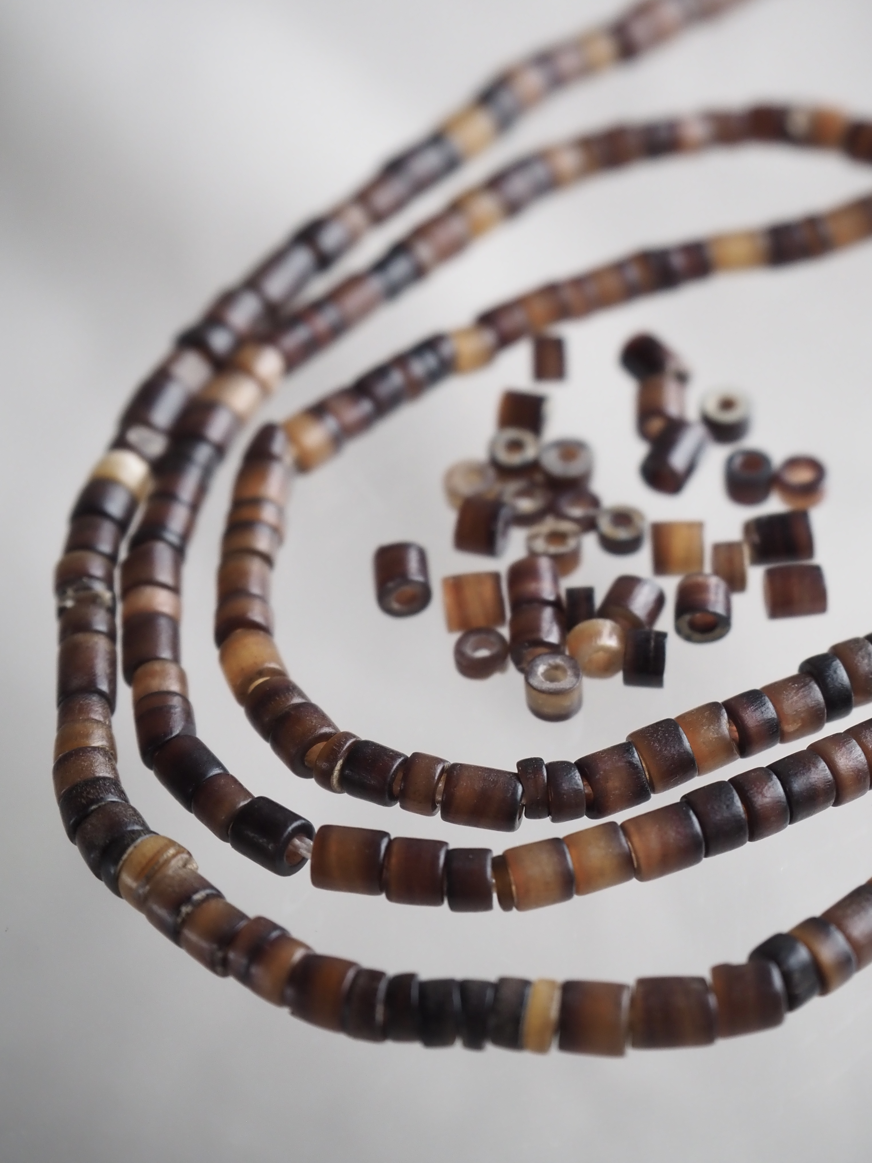 ブラックピン#21【約0.3cm/1本約60cm】(クロタイラギ)[メール便可]  En: Shell Beads,black colour 貝殻