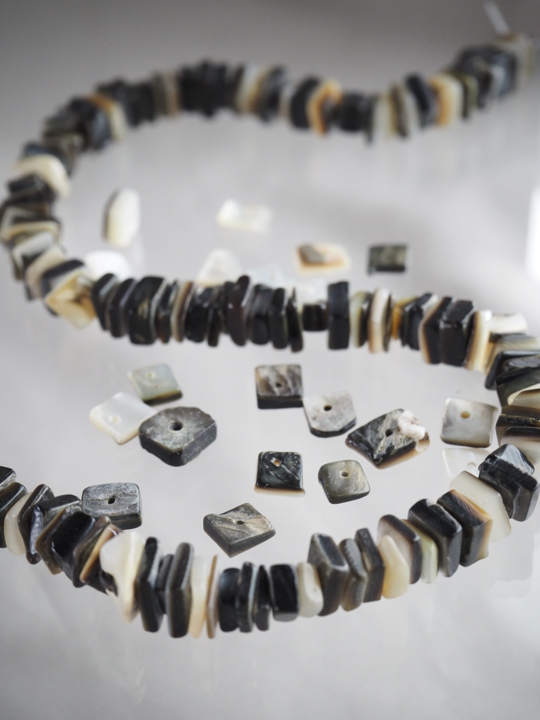 ブラックリップ#24【約0.5～0.8cm/1本約40cm】(クロチョウガイ)[メール便可-10袋まで] En: Shell Beads,black lip
