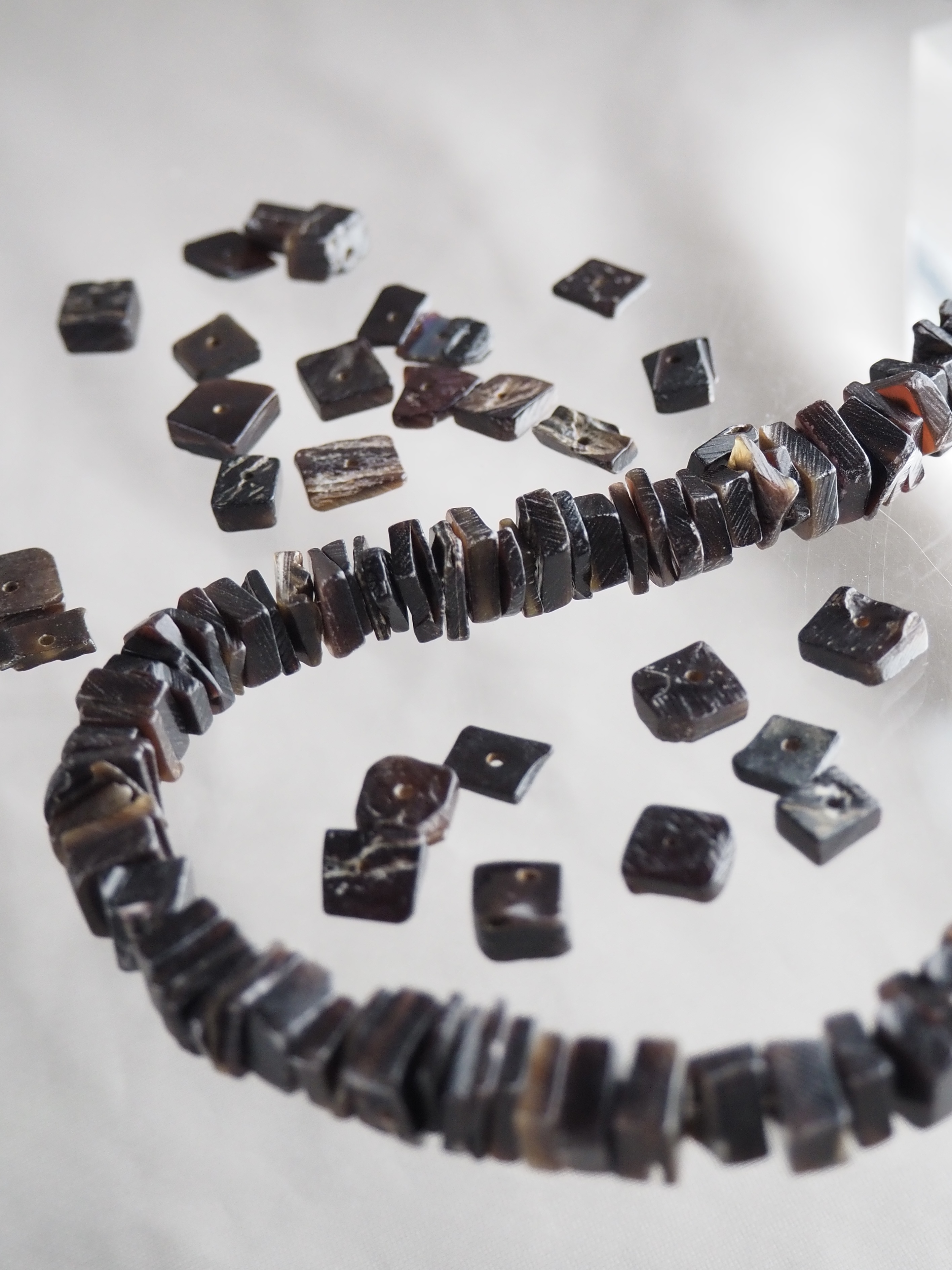 ブラックピン#25【約0.7cm/1本約40cm】(クロタイラギ)[メール便可-5袋まで]  En: Shell Beads,black colour 貝殻