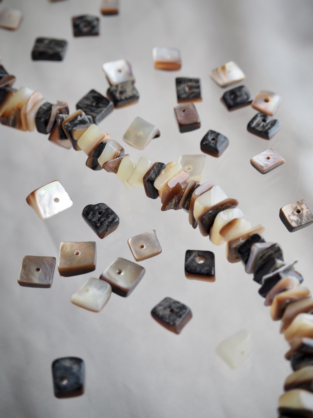 ブラウンリップ#27【約0.5～1.0cm/1本約40cm】[メール便可-10袋まで] En: Shell Beads,brown lip 貝殻