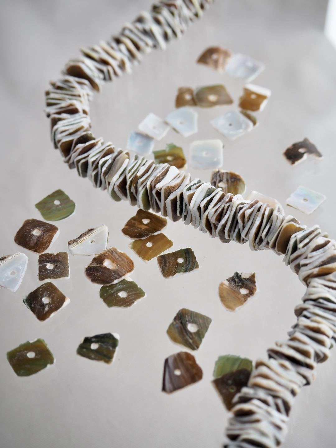 グリーンシェル#28【約0.5～1.0cm/1本約40cm】[メール便可-5袋まで] En:  Shell Beads green shell 貝殻