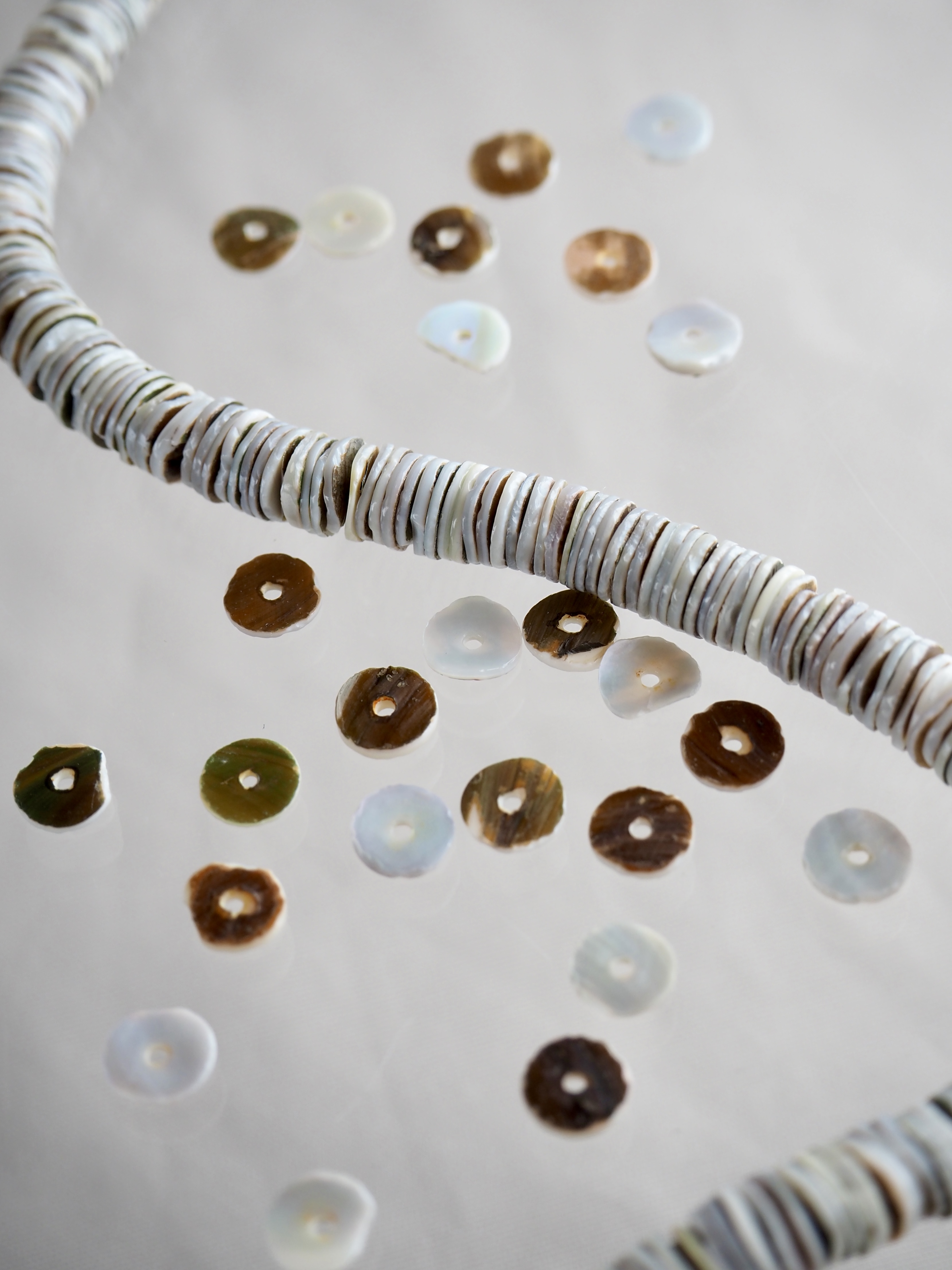グリーンシェル#33【約0.6cm/1本約60cm】[メール便可-5袋まで] En:Shell Beads green shell 貝殻