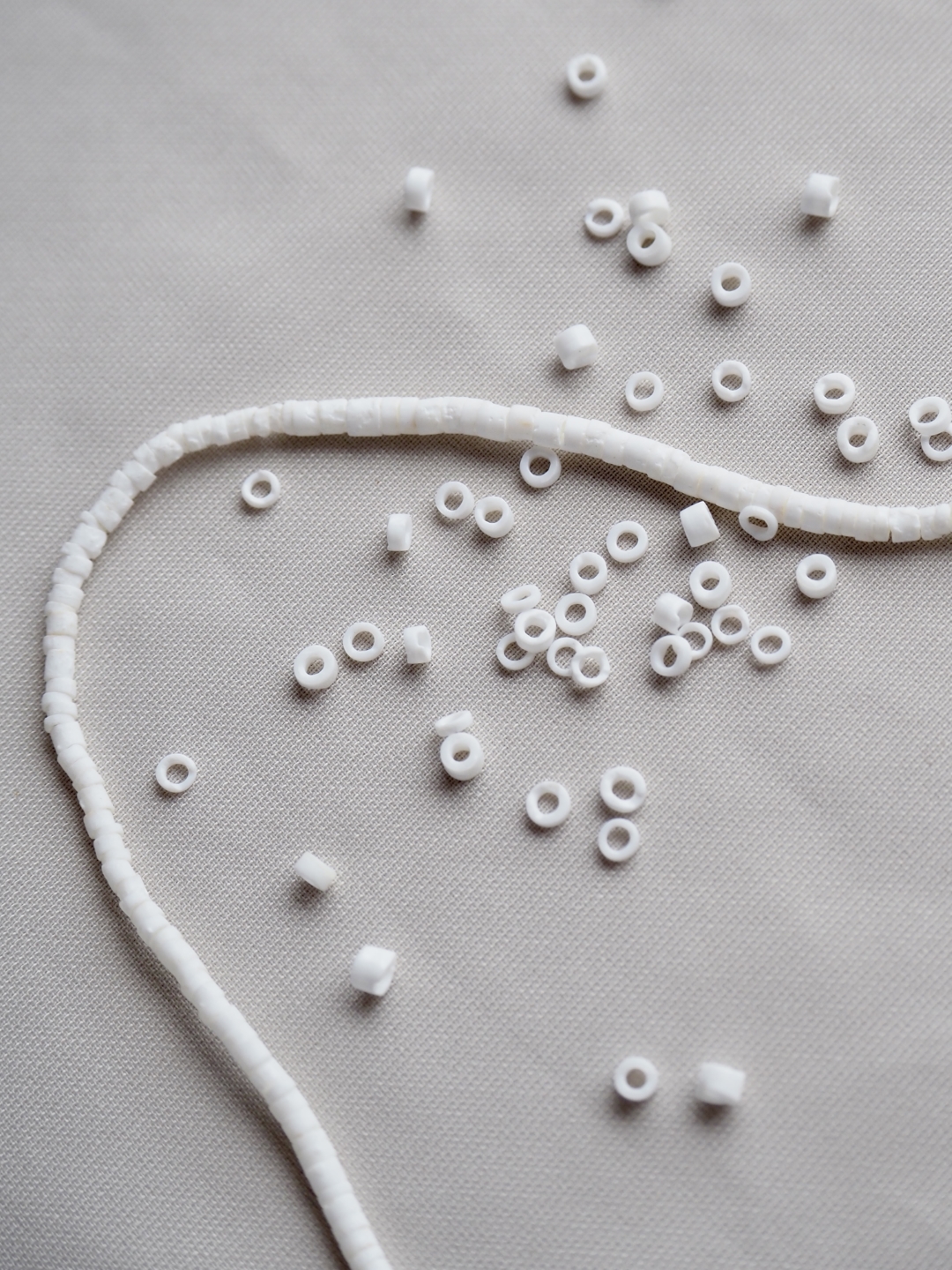 ムーンシェル#44【約0.2～0.25cm/1本約60cm】[メール便可] En: Shell Beads moon shell 貝殻