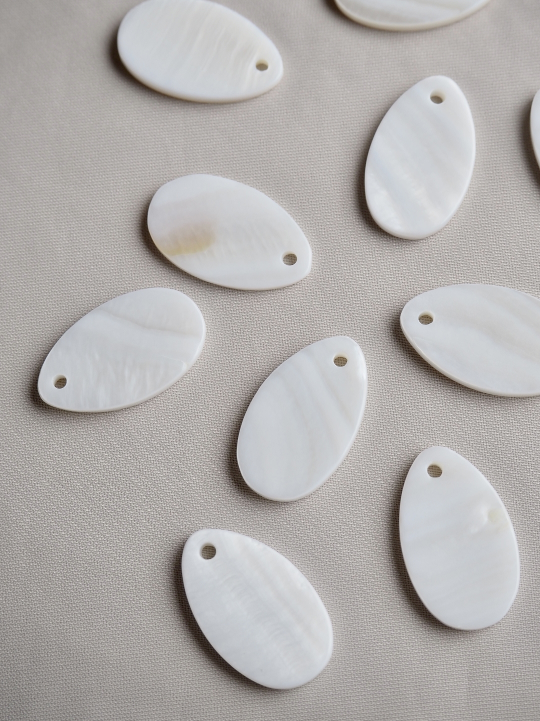 シェルプレートビーズ-ティアドロップ小-48-（淡水真珠貝）【約2.2cm/1枚】[メール便可]まとめ買い10%OFF En:Shell accesorry -tear drop- feshwater pearl