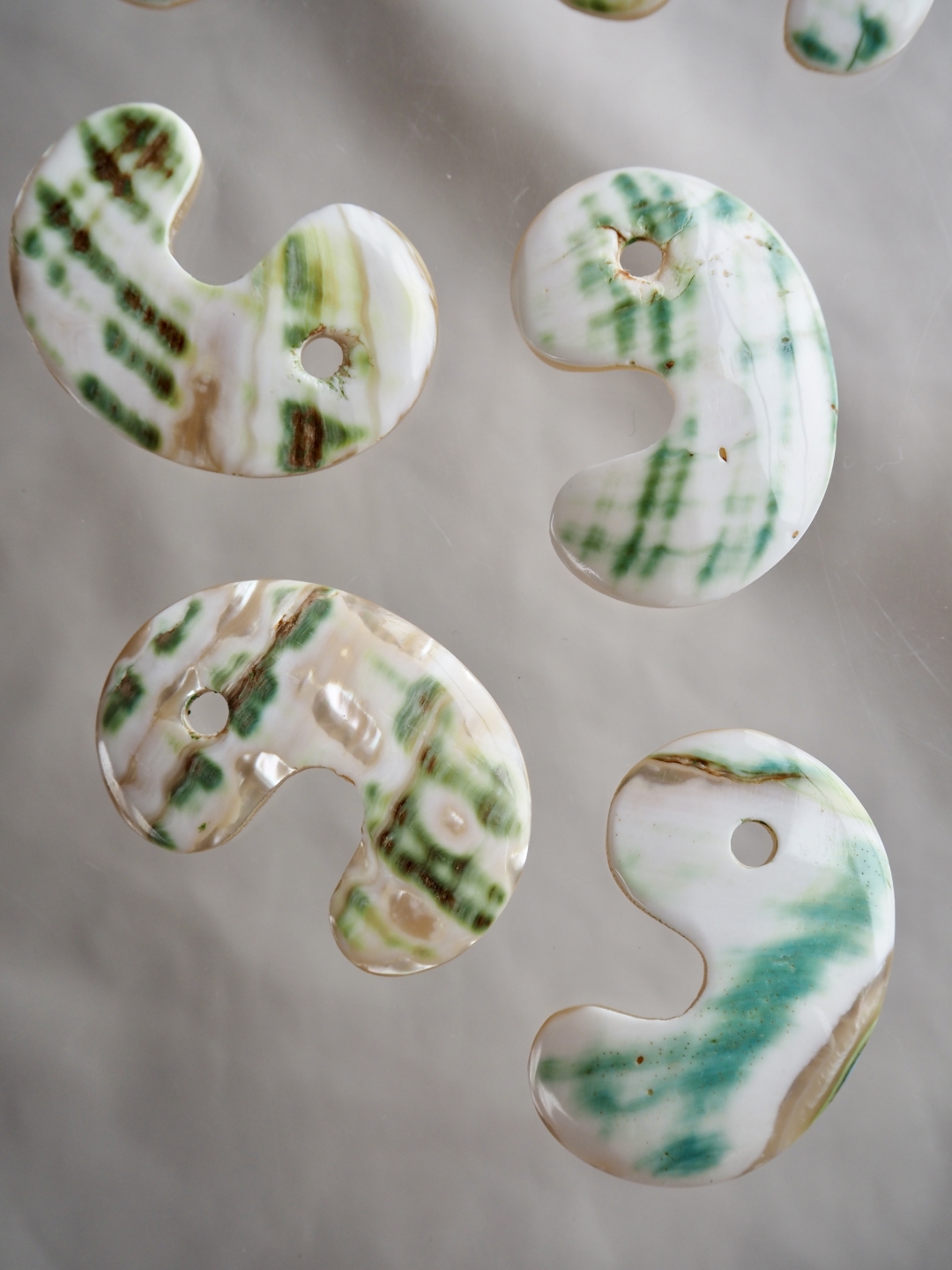 勾玉【縦約3.7cm/1枚】[メール便可]まとめ買い10%OFF En: Shell charm -magatama 貝殻