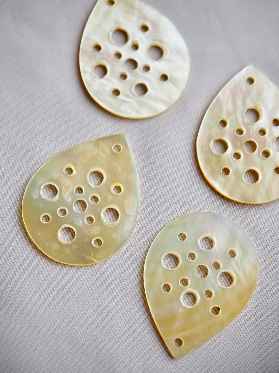 ティアドロップ ホール-61-（シロチョウガイ）【約2.8cm/1枚】[メール便可]まとめ買い10%OFF  En: Shell accessory, tear drop with holes, wmop