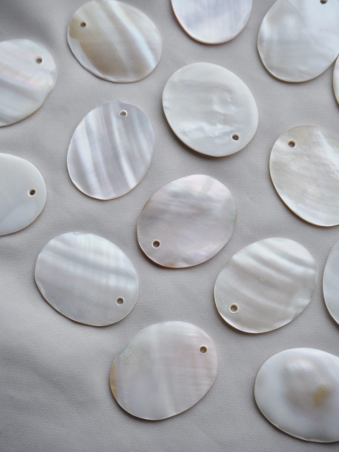 シェルプレートビーズ-オーバルカット-23-（淡水真珠貝）【約2.5cm/1枚】[メール便可]まとめ買い10%OFF En:Shell accesorry -oval-freshwater pearl 貝殻