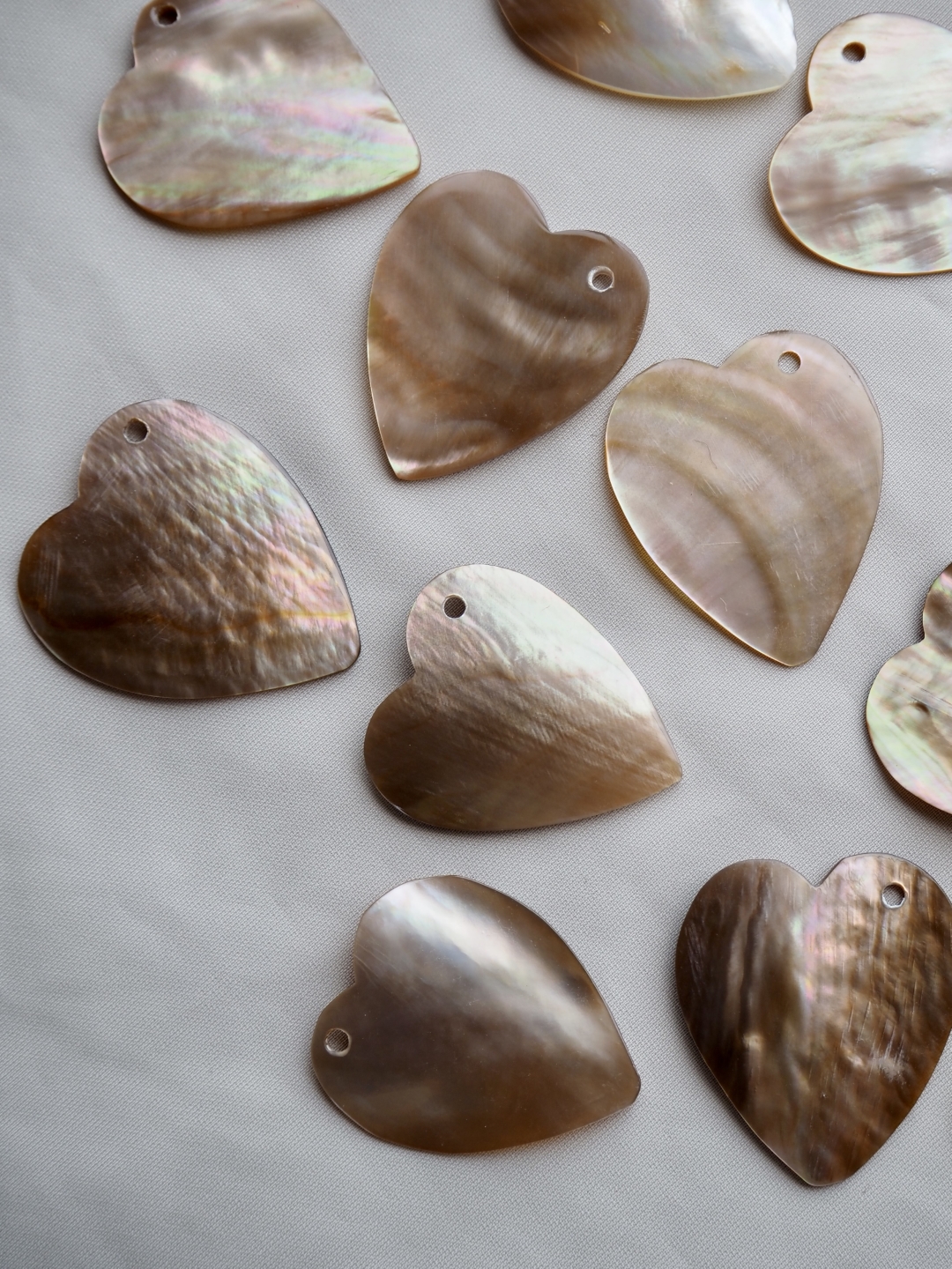 ハートカット サイドホール-28-（マベ）【約3cm/1枚】[メール便可]まとめ買い10%OFF En:Shell accessory,brown lip,side hole-heart-