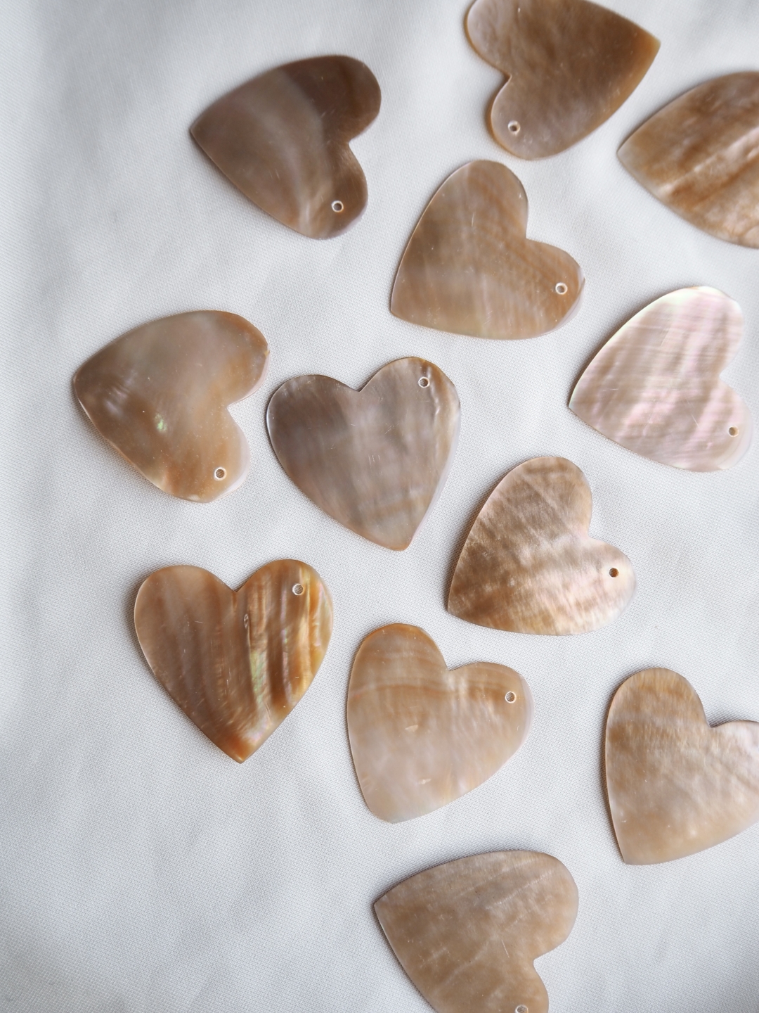 ハートカット サイドホール-40-（マベ）【約2.5cm/1枚】[メール便可]まとめ買い10%OFF En:Shell accessory,brownlip,side hole-heart-