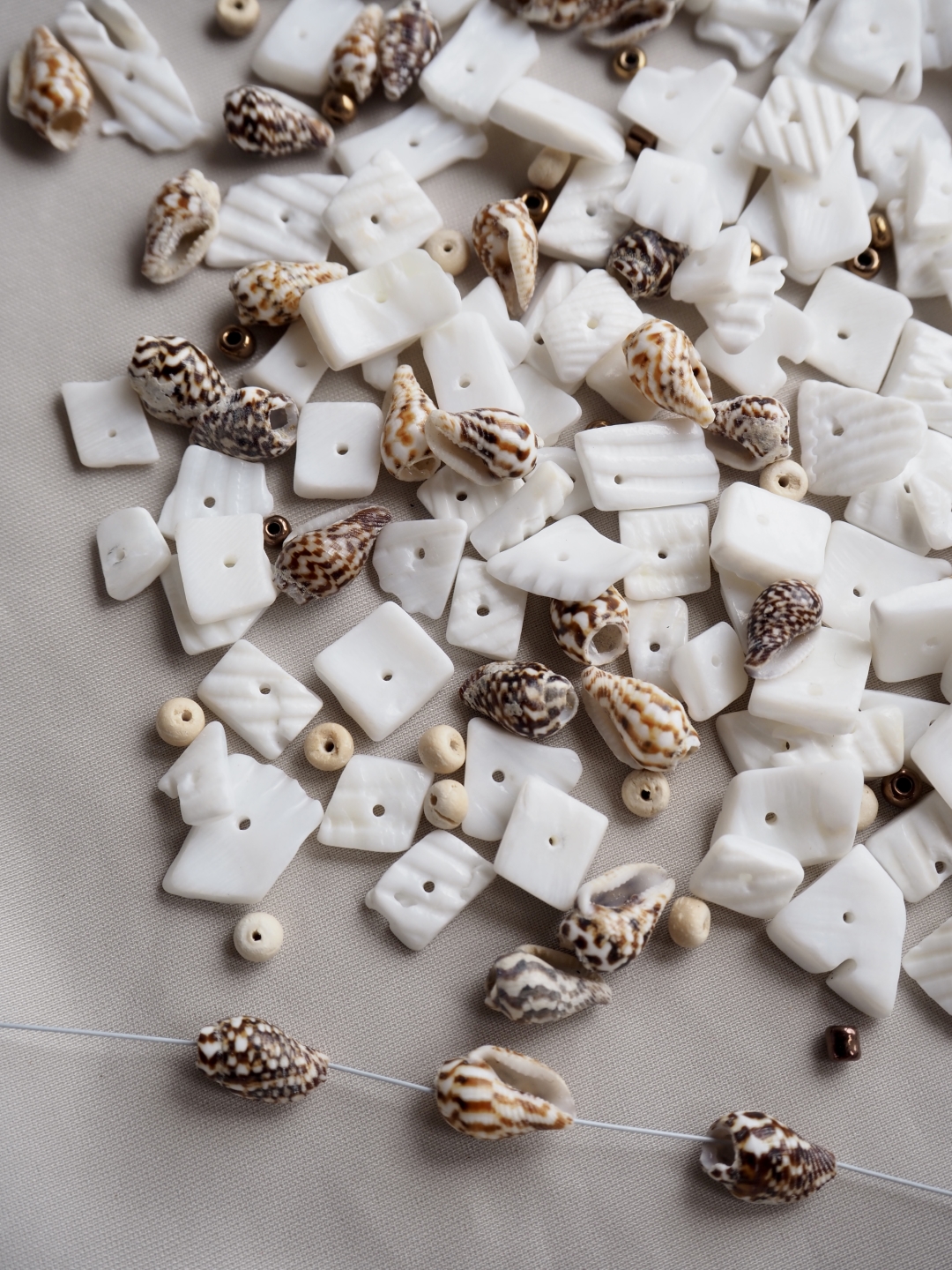 シェルビーズミックス No.13【約0.5～1.0cm/約40g】 [メール便可-15袋まで]En:Shell Beads 貝殻