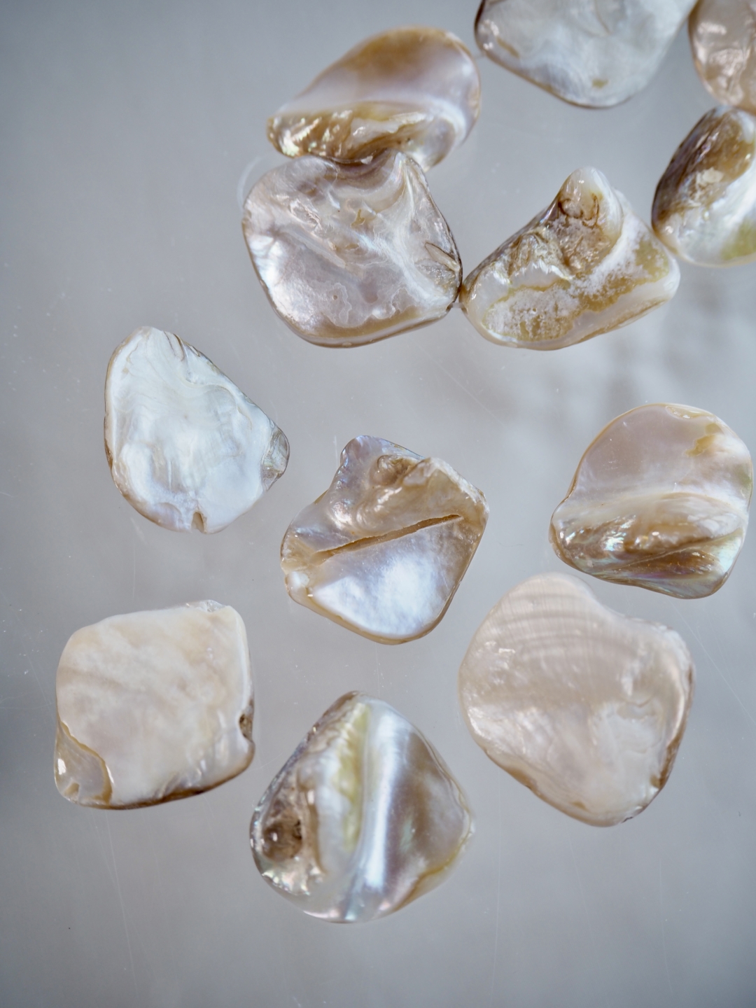 シェルビーズ- ストーン(淡水真珠貝)【10-20mm前後/約10cm・約5個】#276[メール便可]まとめ買い10%OFF  En:Freshwater pearl MOP - Shell Beads 貝殻