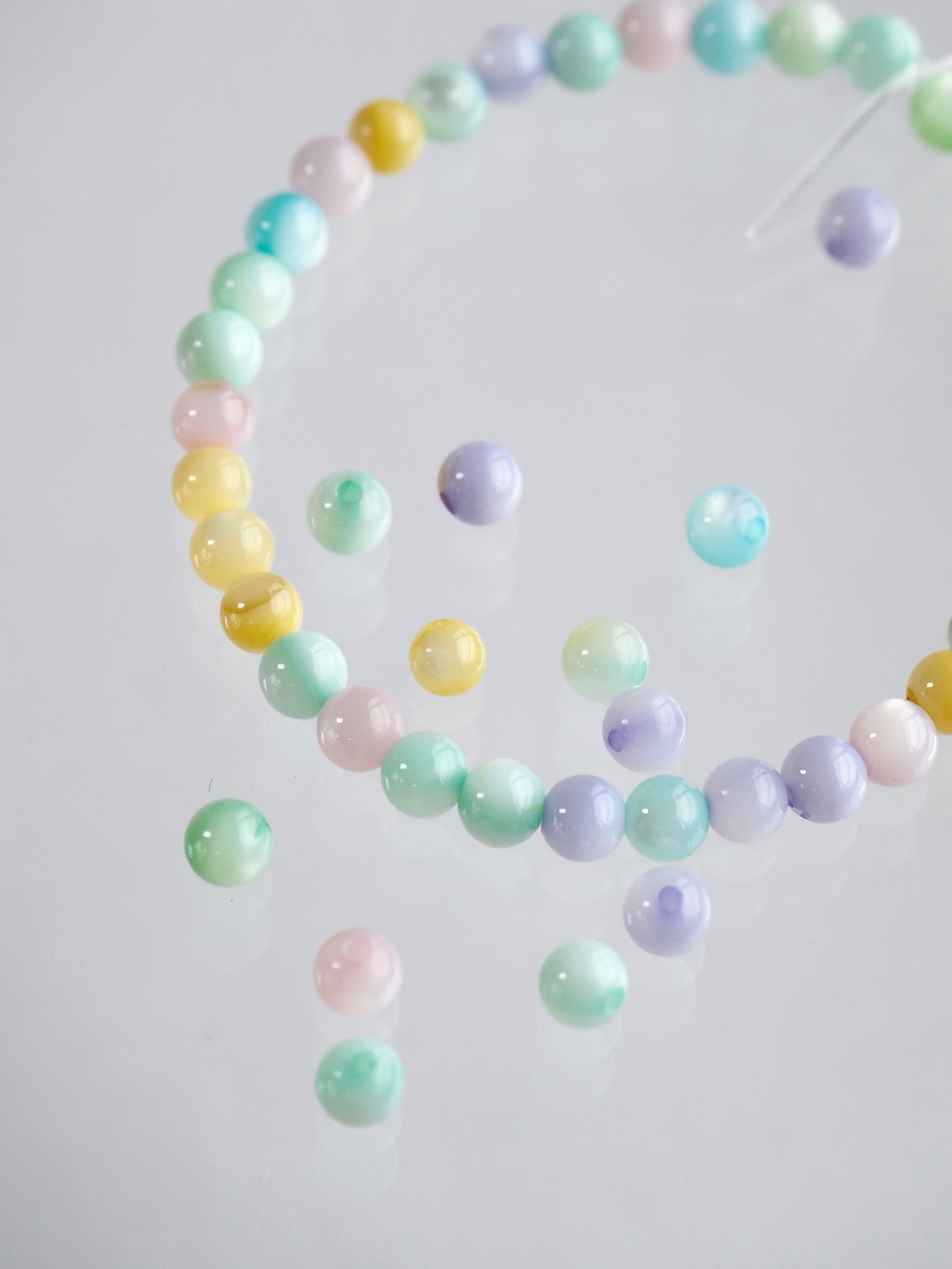 淡水真珠貝 -パステルカラー(グリーン系)丸ビーズ【約3mm(約10cm・約33個)】#1369[メール便可]まとめ買い10%OFF En:Freshwater pearl MOP - Shell Beads 貝殻