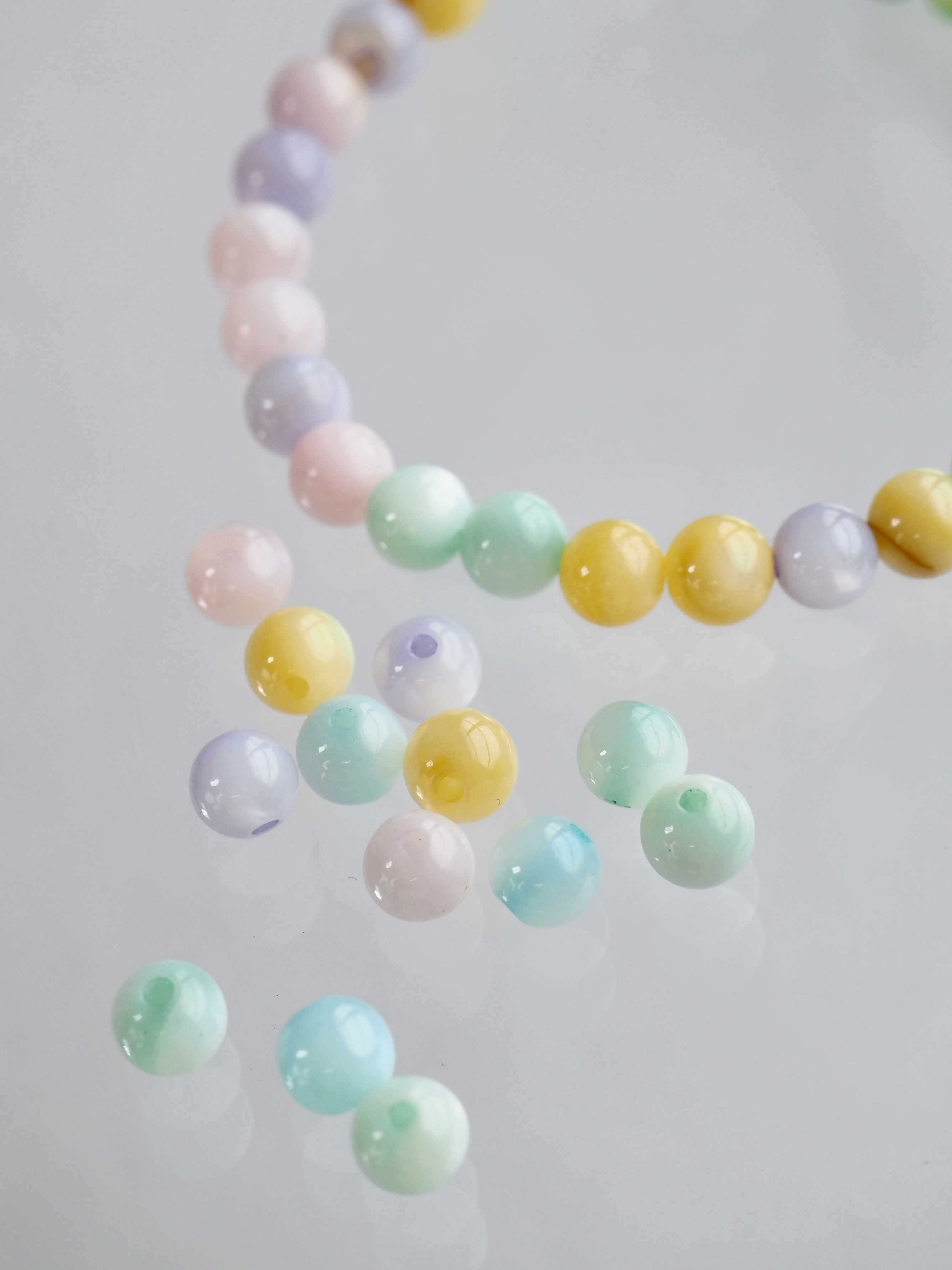 淡水真珠貝 -パステルカラー(グリーン系)丸ビーズ【約4mm(約10cm・約25個)】#1370[メール便可]まとめ買い10%OFF En:Freshwater pearl MOP - Shell Beads 貝殻