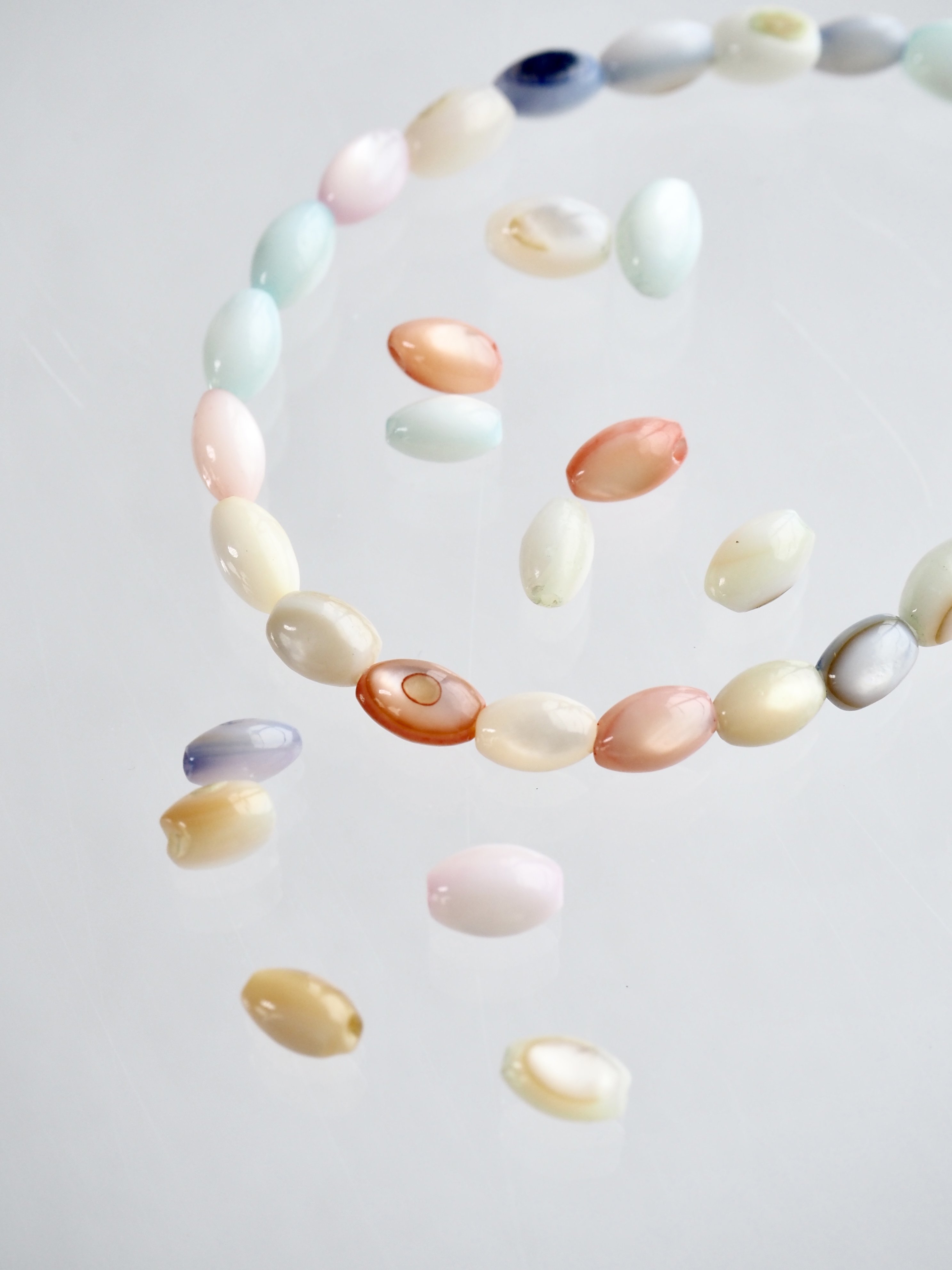 淡水真珠貝 -パステルカラーライス【約5×3mm(約10cm・約20個)】#1300[メール便可] En:Freshwater pearl MOP - Shell Beads 貝殻